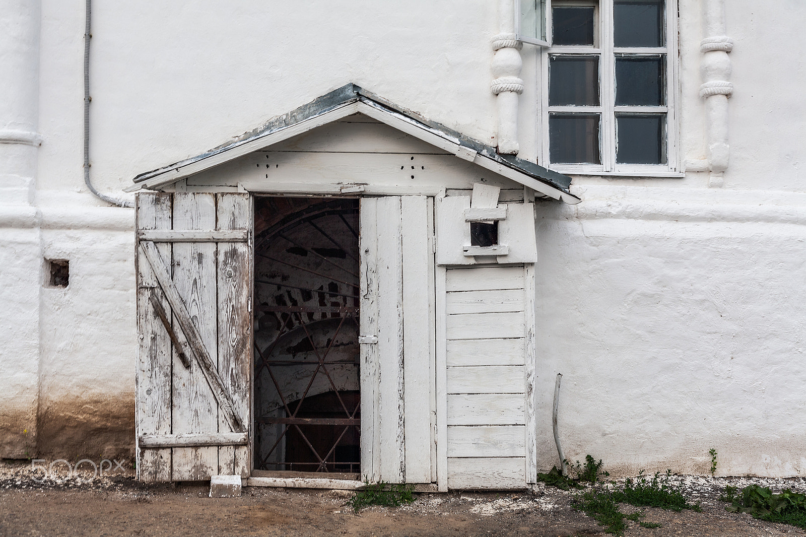 Canon EOS 5D + Canon EF 50mm F1.8 II sample photo. Entrance to the church cellar photography