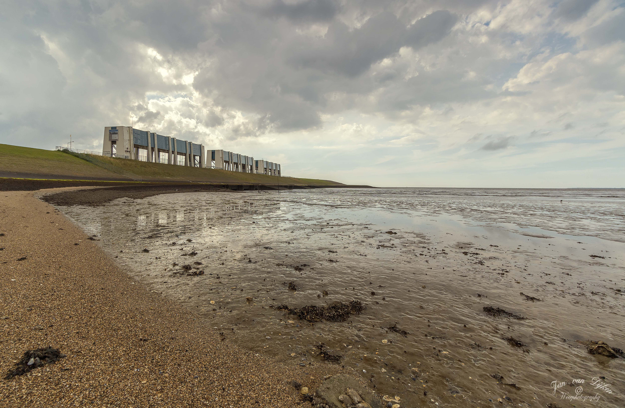 Canon EOS 70D + Canon EF-S 10-18mm F4.5–5.6 IS STM sample photo. Sluice-gate photography