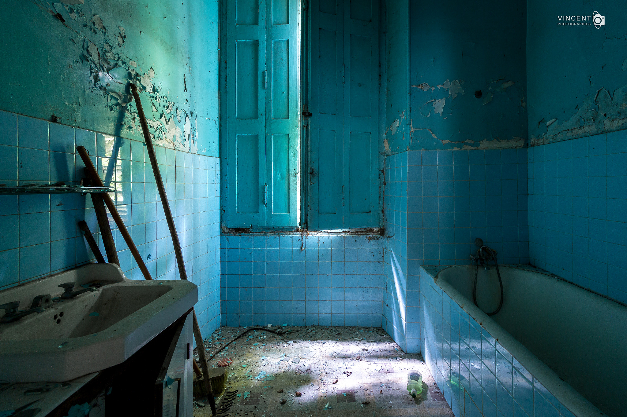 Canon EOS 60D + Canon EF-S 10-18mm F4.5–5.6 IS STM sample photo. Blue bathroom photography