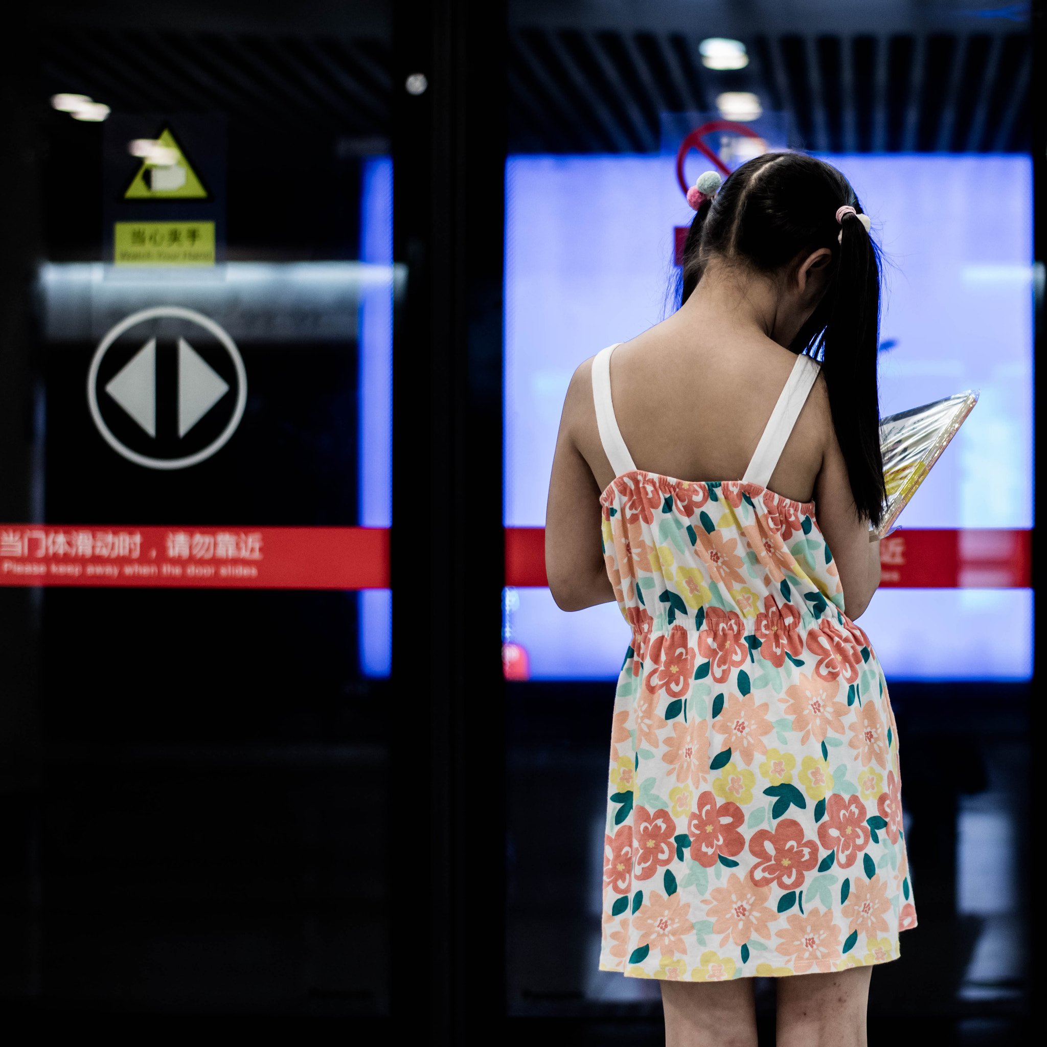 Canon EOS 5DS R + ZEISS Planar T* 50mm F1.4 sample photo. Subway girl photography