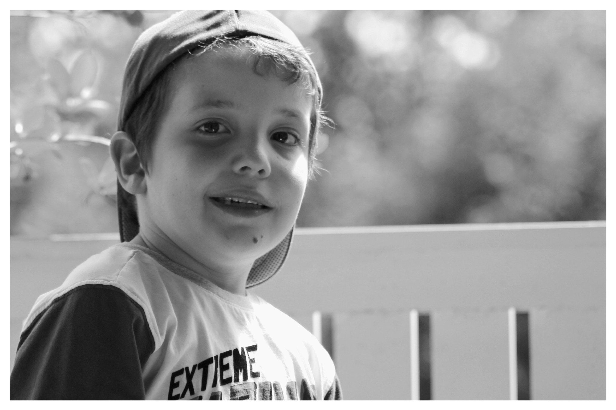 Canon EOS 700D (EOS Rebel T5i / EOS Kiss X7i) + Canon 70-300mm sample photo. Boy smileys photography