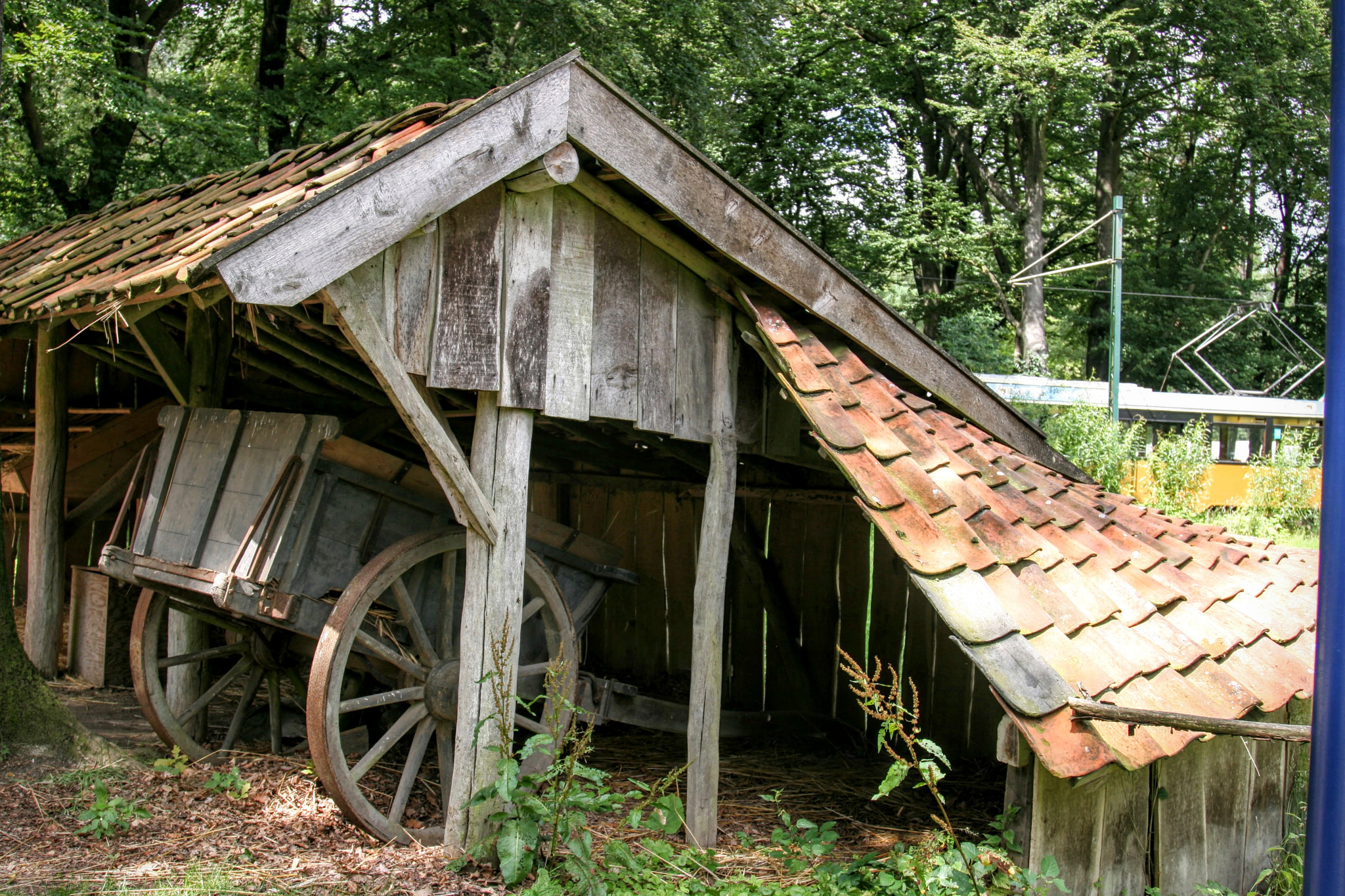 Canon EOS 400D (EOS Digital Rebel XTi / EOS Kiss Digital X) sample photo. Wagon in a barn photography