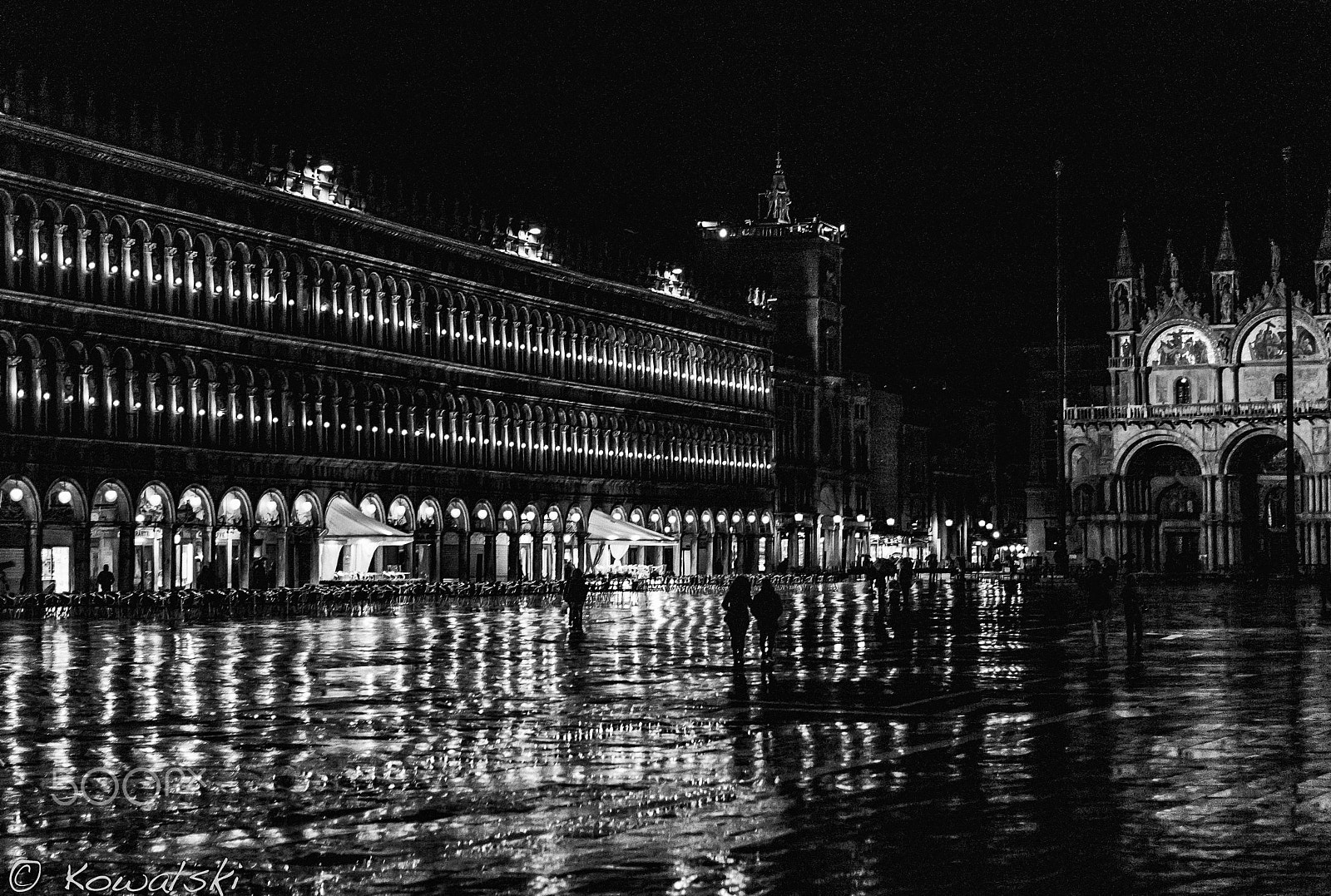 Summicron-M 50mm f/2 (IV, V) sample photo. Mark's square in rain photography