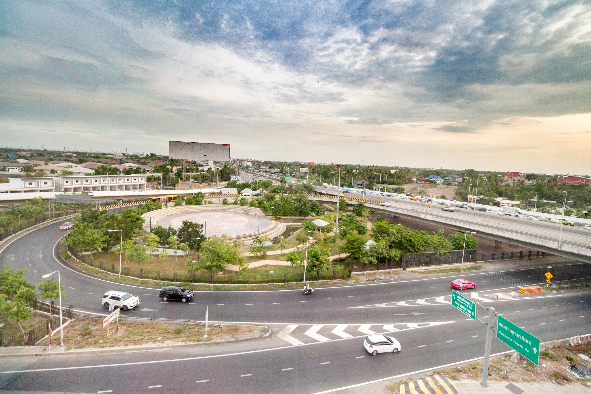 Canon EOS 650D (EOS Rebel T4i / EOS Kiss X6i) + Canon EF-S 10-18mm F4.5–5.6 IS STM sample photo. Thailand highway interchange photography