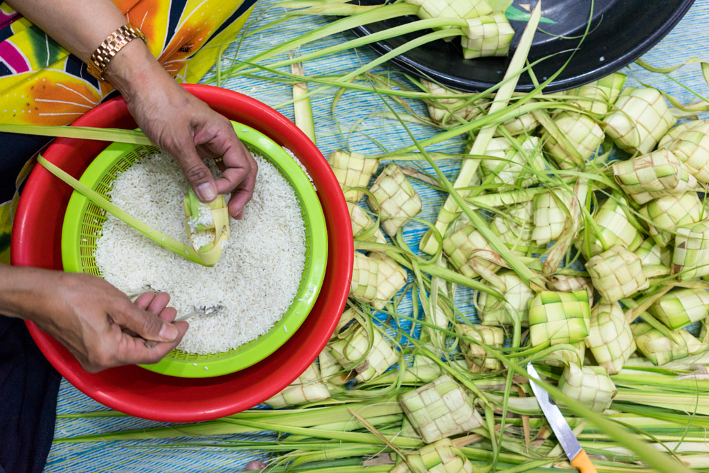 Eid Preparation - Weaving Ketupat by Zaki Marzuki on 500px.com