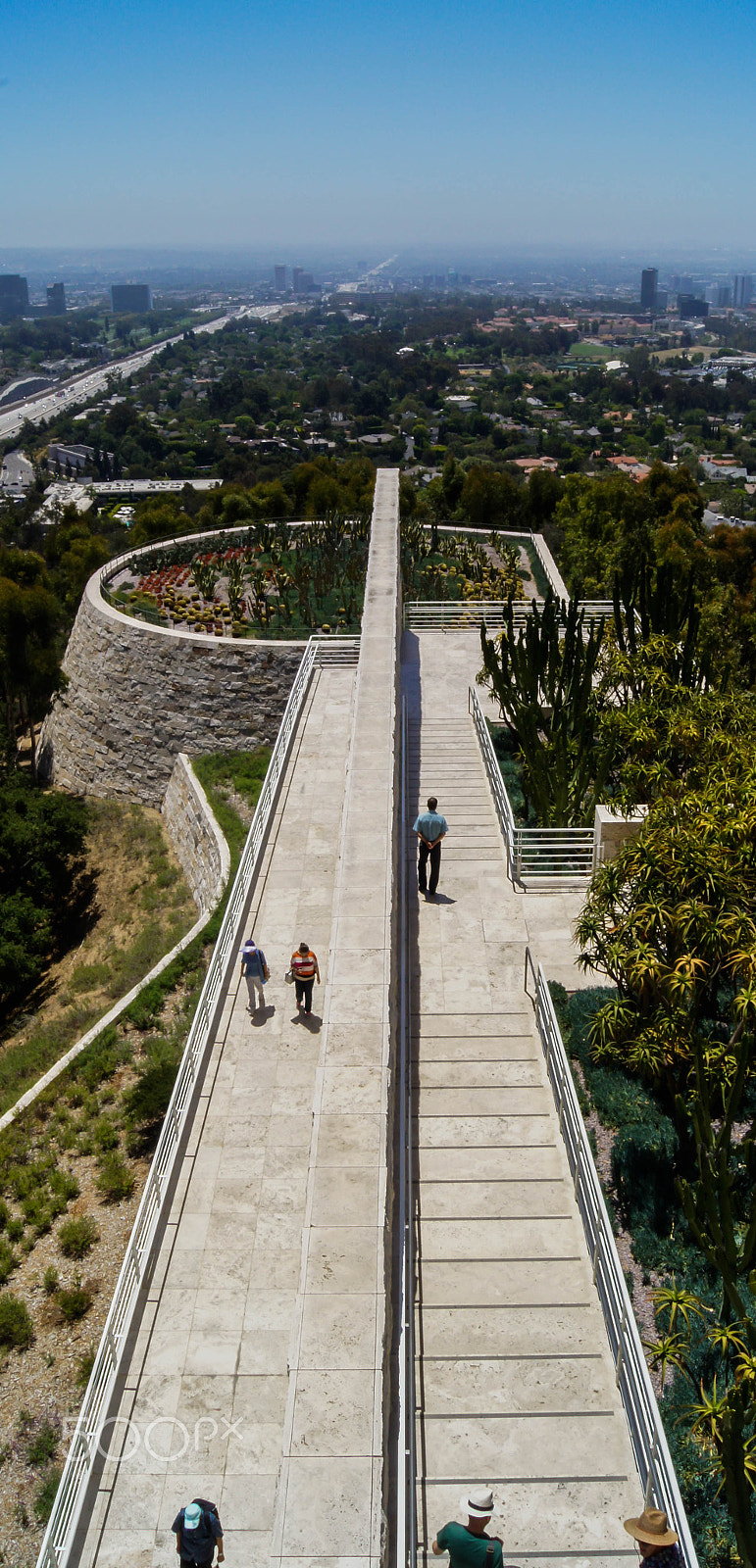 Sony Alpha DSLR-A550 + Sony DT 18-55mm F3.5-5.6 SAM sample photo. Walking over los angeles photography