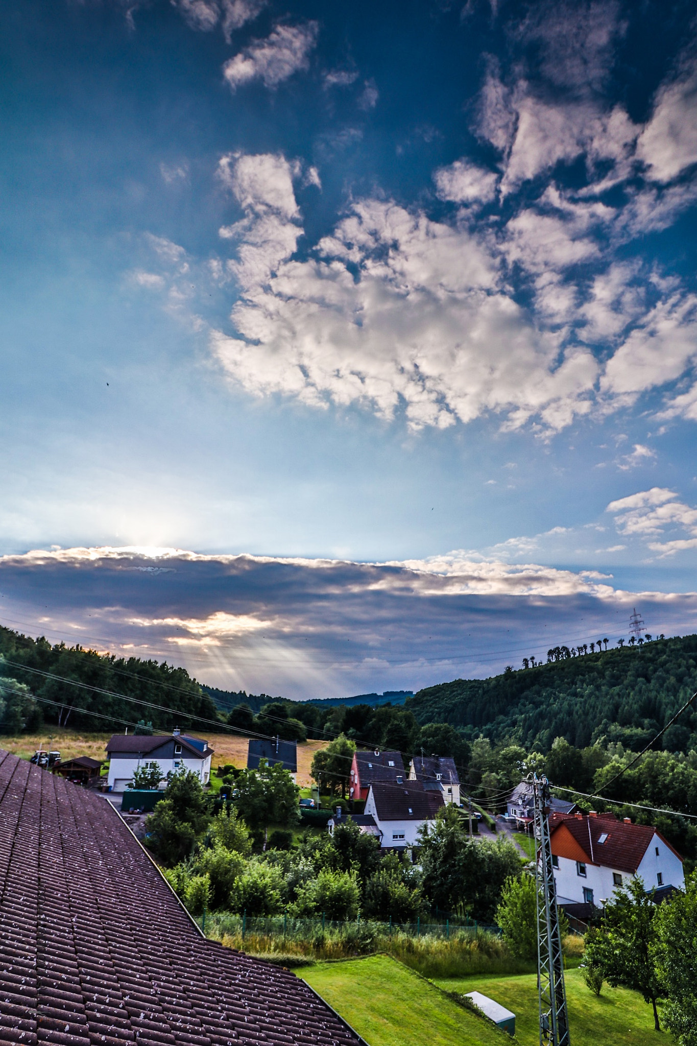 Canon EF-S 10-18mm F4.5–5.6 IS STM sample photo. Wolkig mit aussicht auf sonne photography