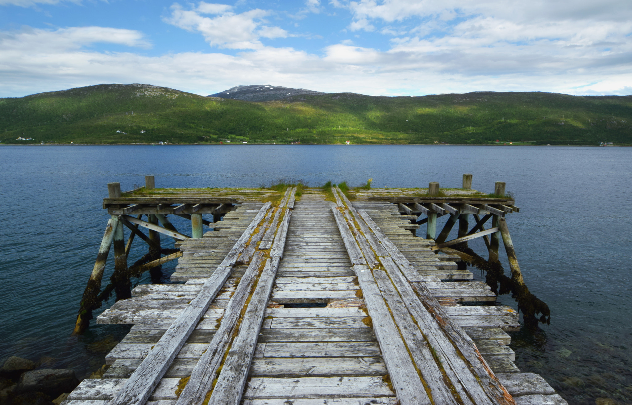 Sigma 12-24mm F4.5-5.6 EX DG Aspherical HSM sample photo. An old jetty among the norwegian islands photography