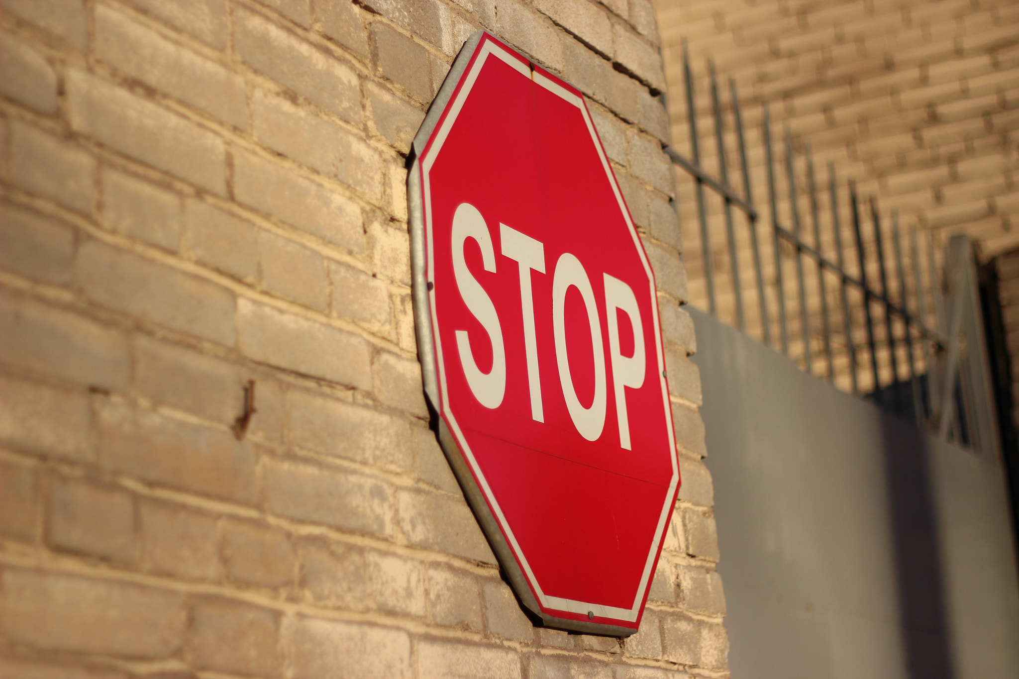 Canon EOS 600D (Rebel EOS T3i / EOS Kiss X5) + Canon EF 50mm F1.8 II sample photo. Sign stop! photography