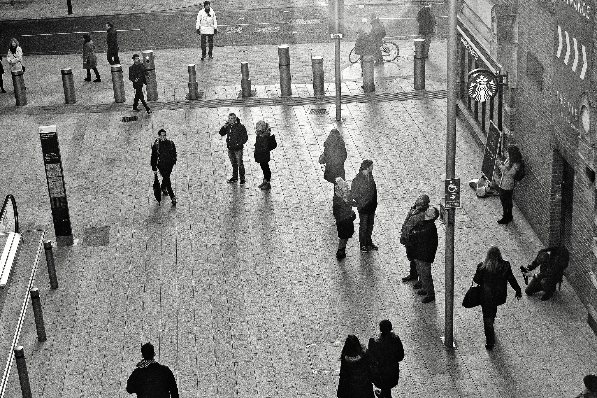 Canon EOS 550D (EOS Rebel T2i / EOS Kiss X4) + Canon EF 24-85mm F3.5-4.5 USM sample photo. Sunday crowd at the shard photography