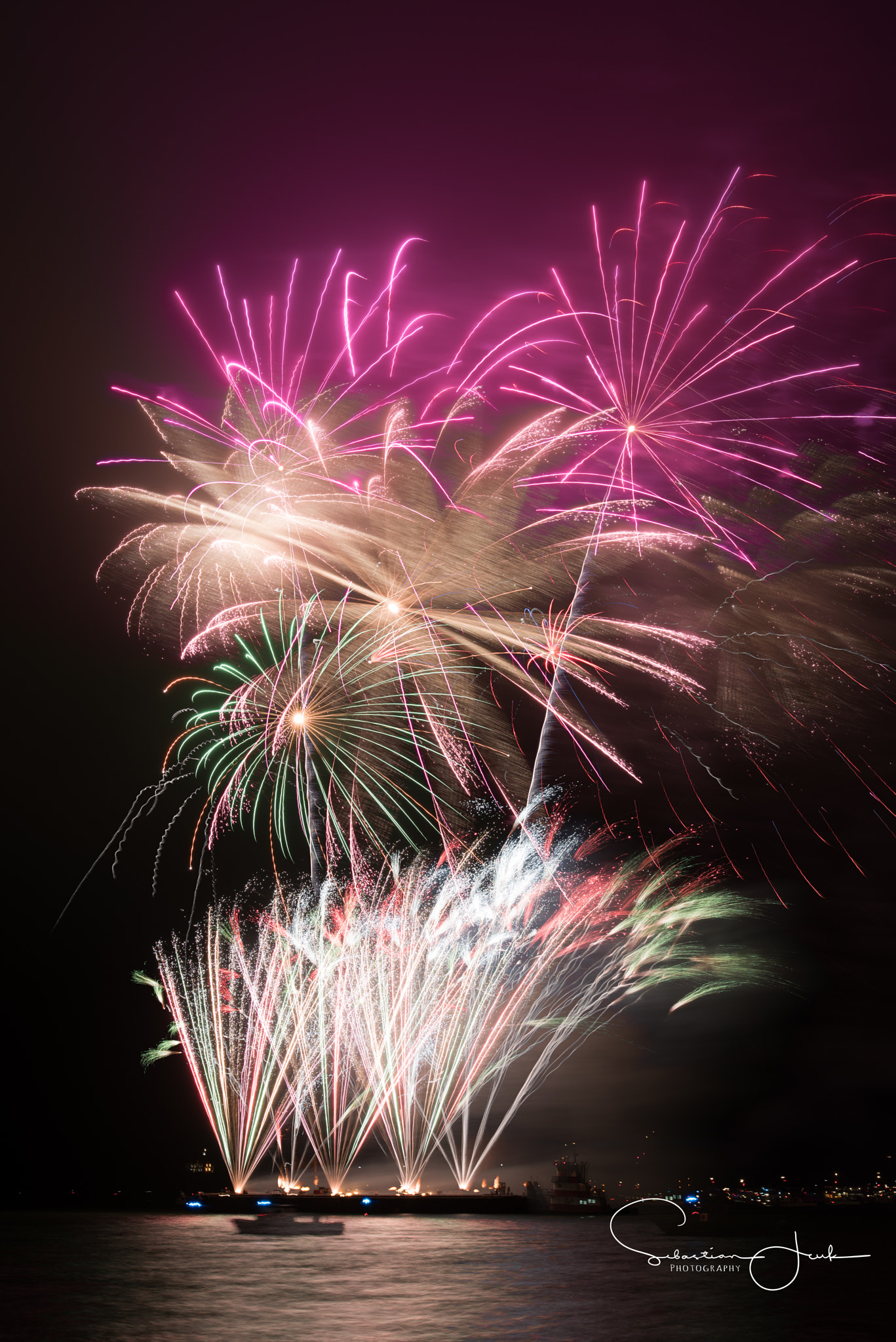 ZEISS Otus 28mm F1.4 sample photo. 4th of july fireworks at pier39 in san francisco photography
