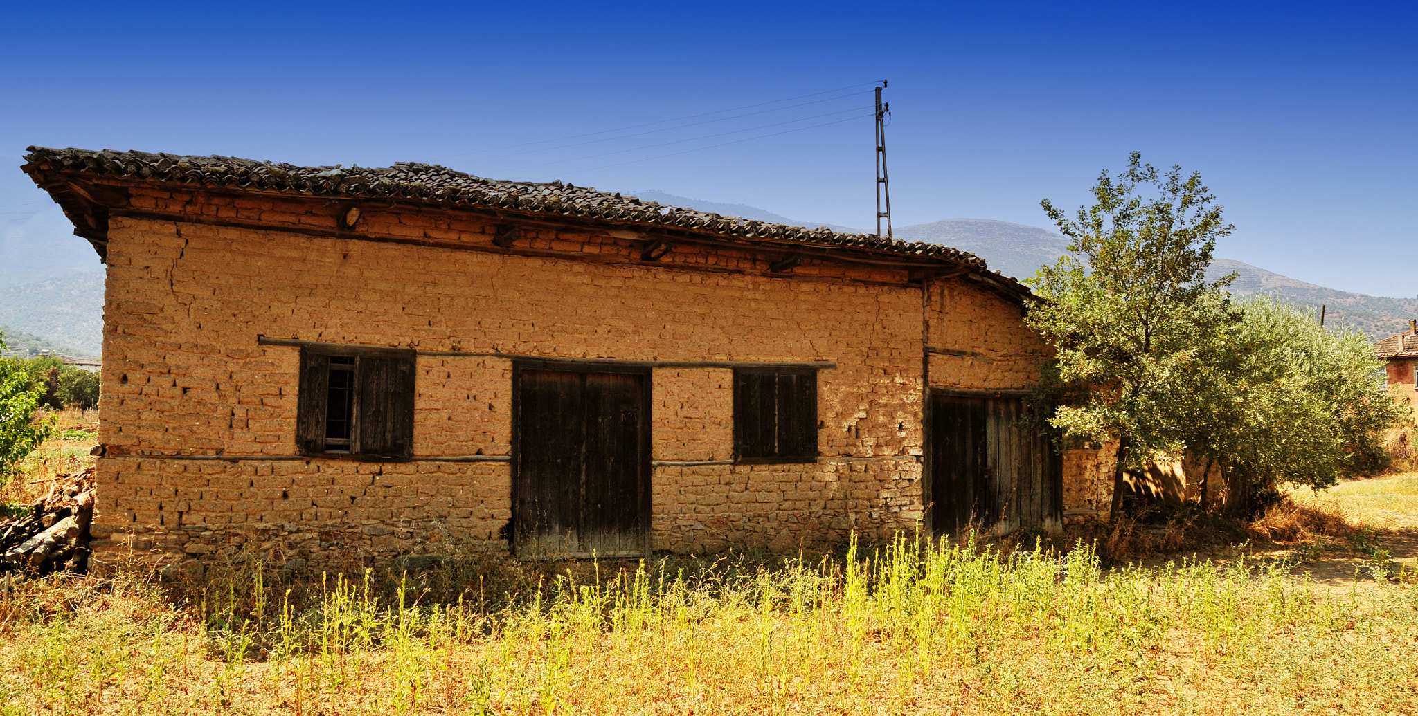 Nikon D300 + Sigma 17-70mm F2.8-4.5 DC Macro Asp. IF HSM sample photo. A mud-brick cottage used as a coop previously photography