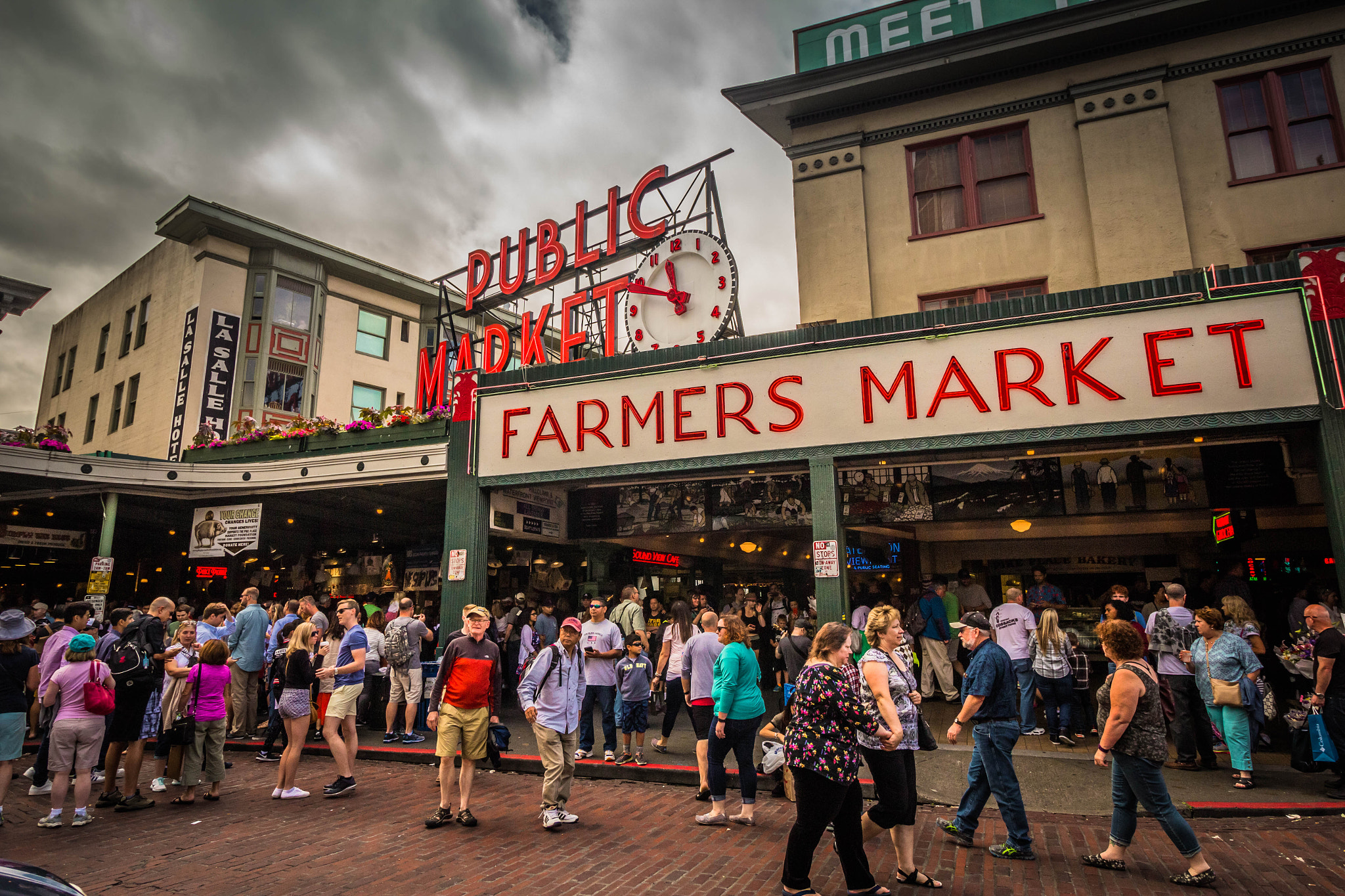 Canon EF-S 10-18mm F4.5–5.6 IS STM sample photo. Wandering tourists in seattle photography