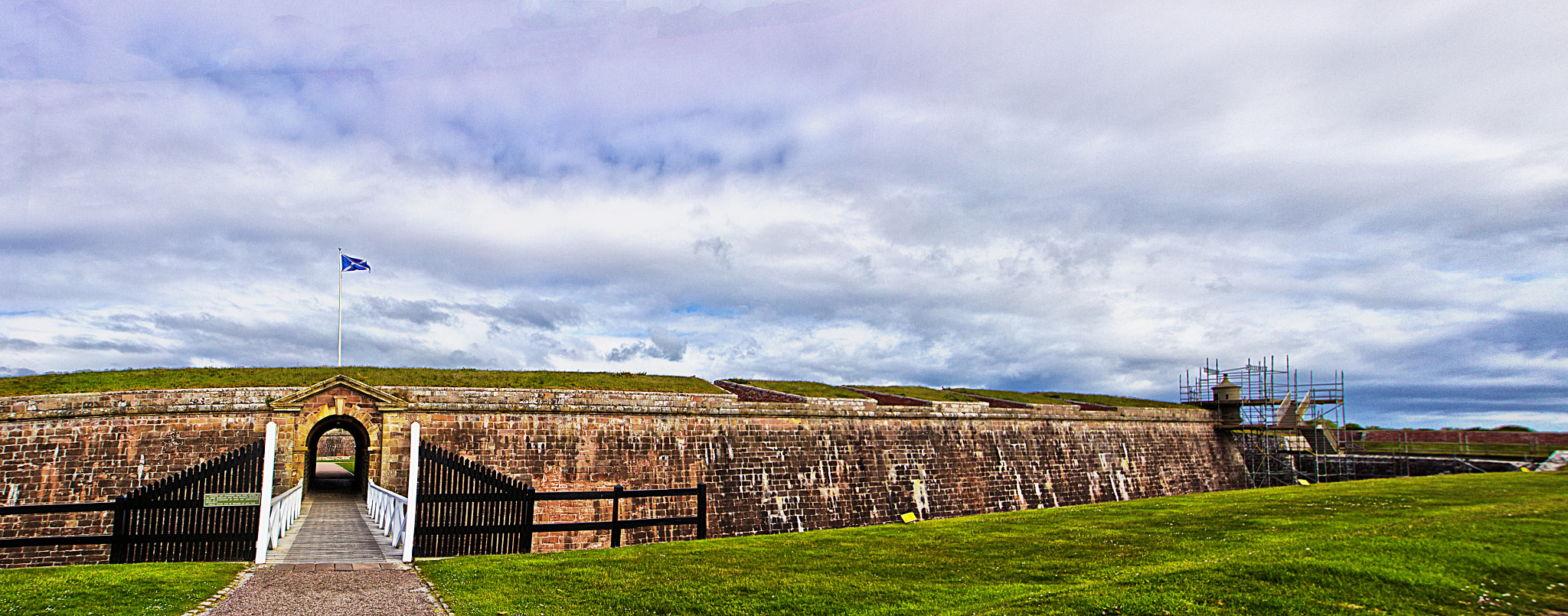 Sigma 10-20mm F3.5 EX DC HSM sample photo. Drawbridge photography