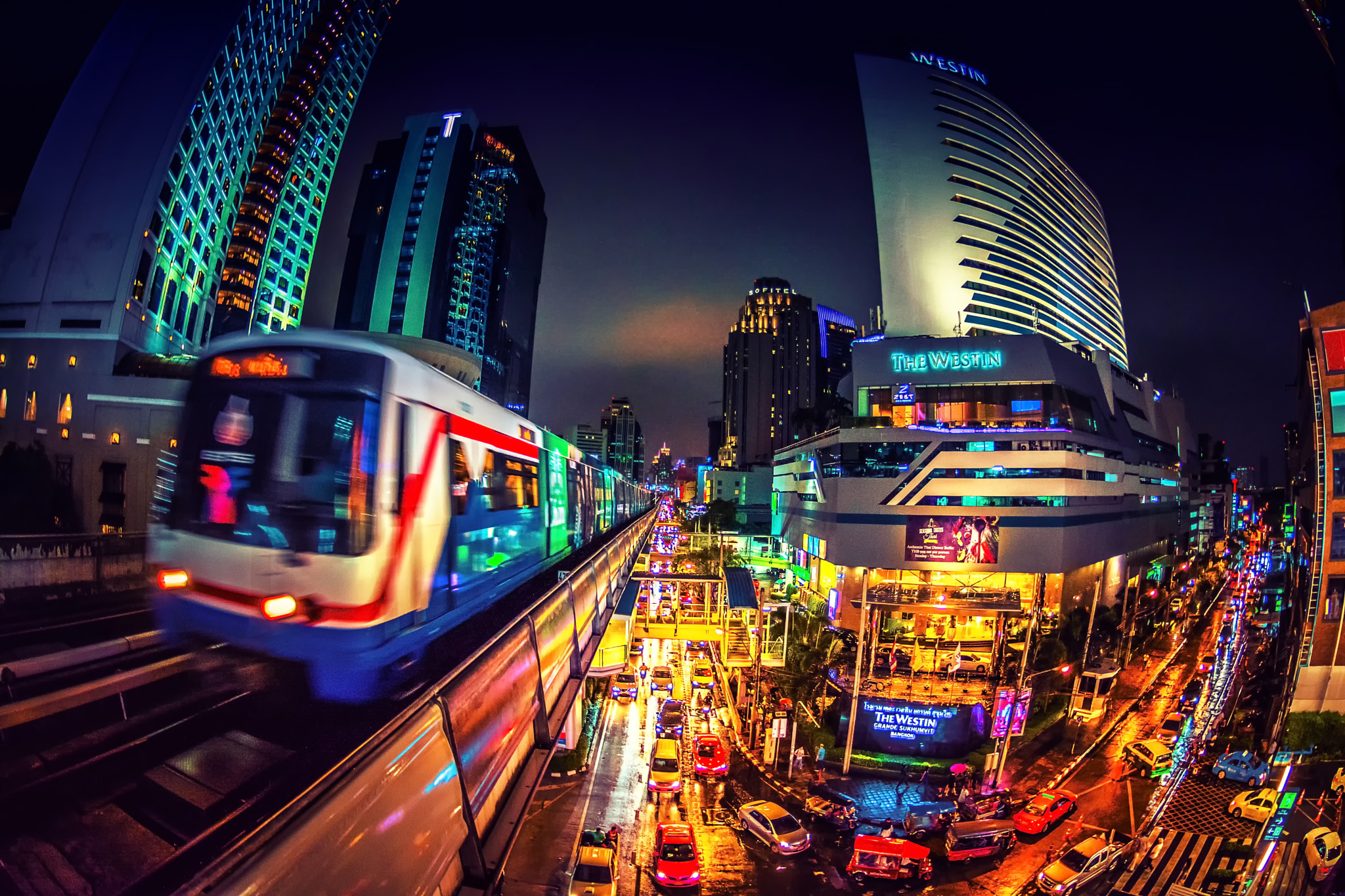 Nikon AF DX Fisheye-Nikkor 10.5mm F2.8G ED sample photo. Asok station photography