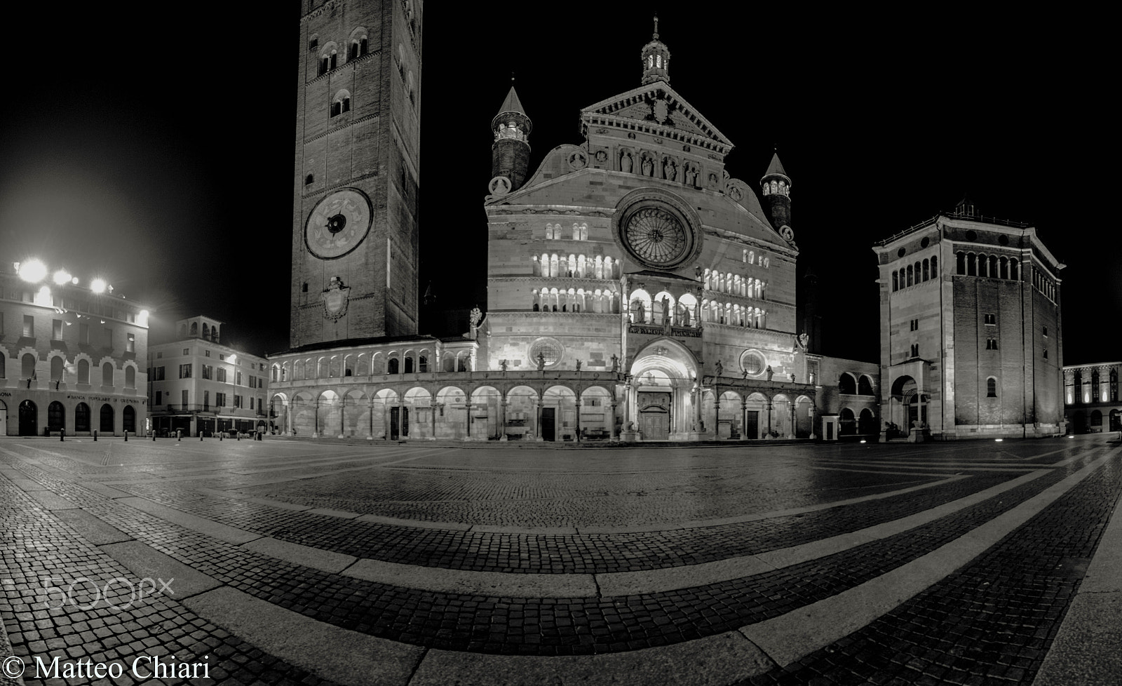 Canon EF-S 10-18mm F4.5–5.6 IS STM sample photo. Piazza del duomo b&w photography