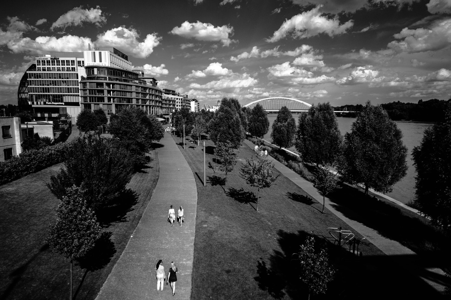 Elmarit-M 1:2.8/21 sample photo. On the riverside photography