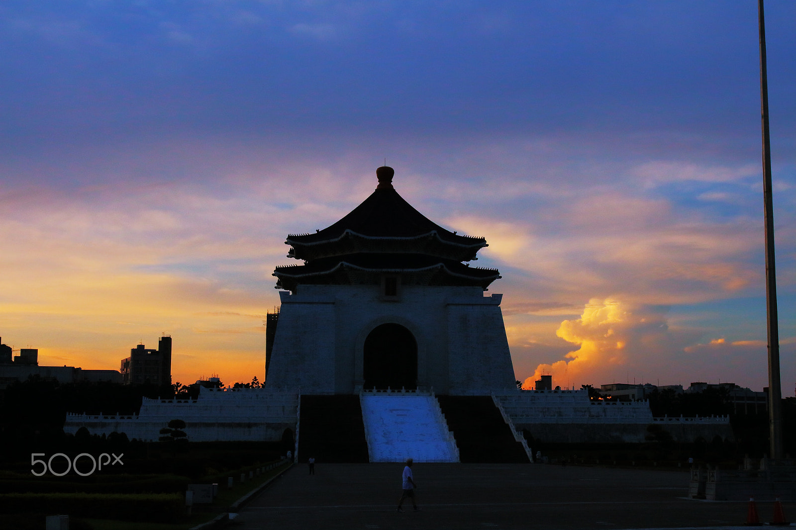 Canon EF 35mm F1.4L II USM sample photo. Chiang kai-shek memorial hall in morning light photography