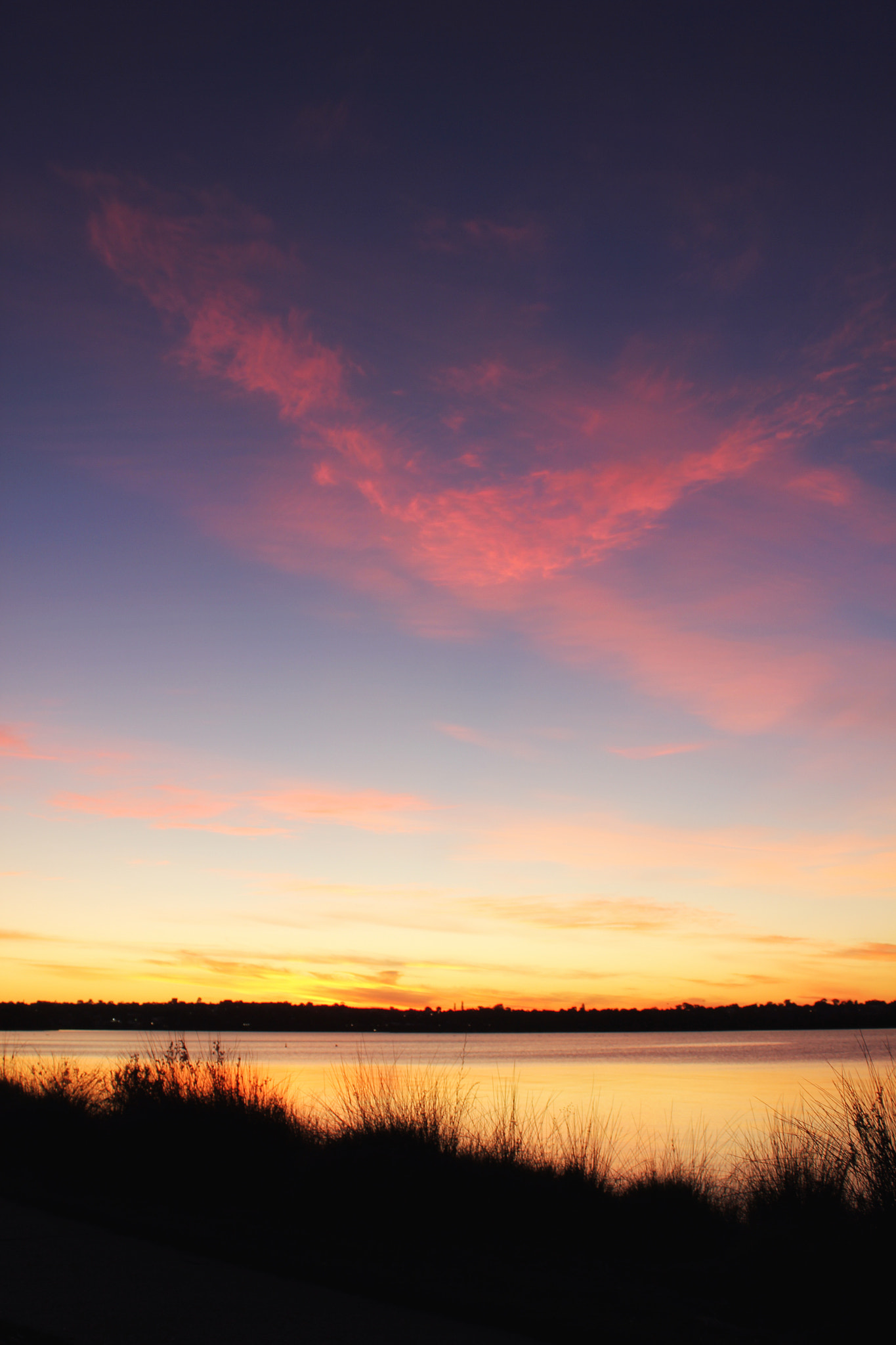 Canon EOS 550D (EOS Rebel T2i / EOS Kiss X4) + Canon EF-S 18-55mm F3.5-5.6 IS sample photo. Sunset over the river, perth, western australia photography