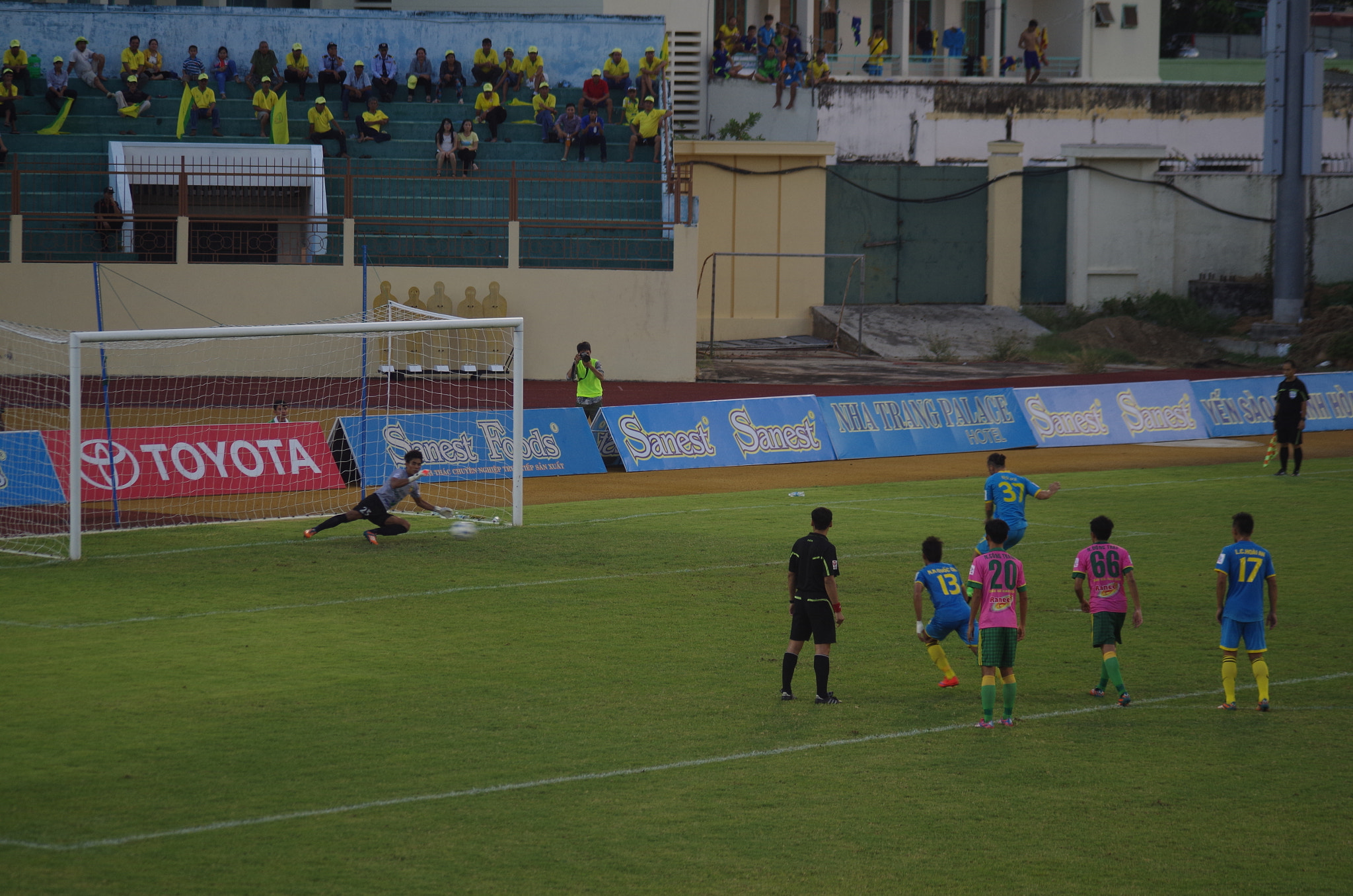 Samsung/Schneider D-XENON 50-200mm F4-5.6 ED sample photo. Penalty shoot-out photography