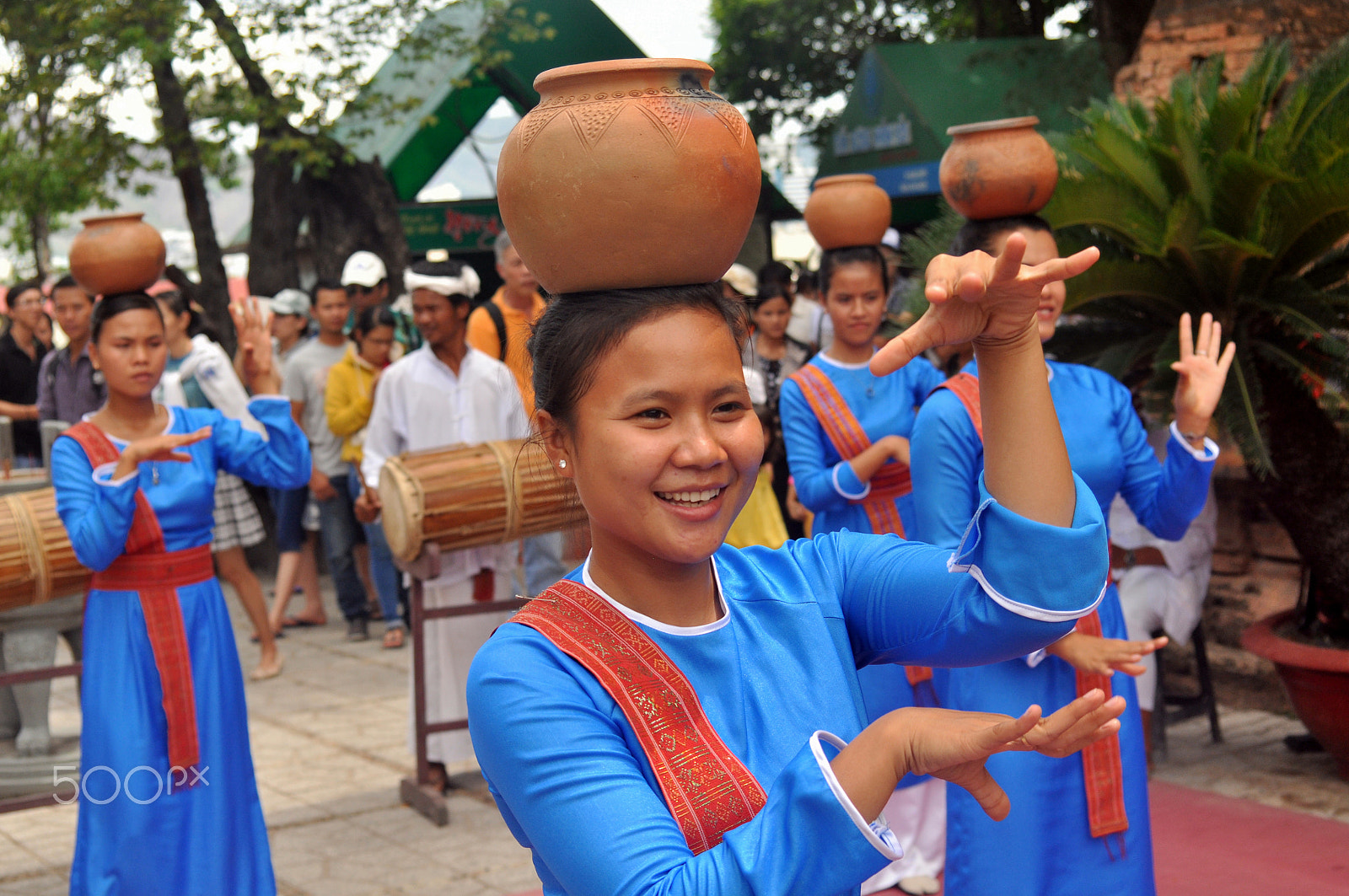 Nikon D90 + AF Zoom-Nikkor 35-80mm f/4-5.6D sample photo. Cham dance photography