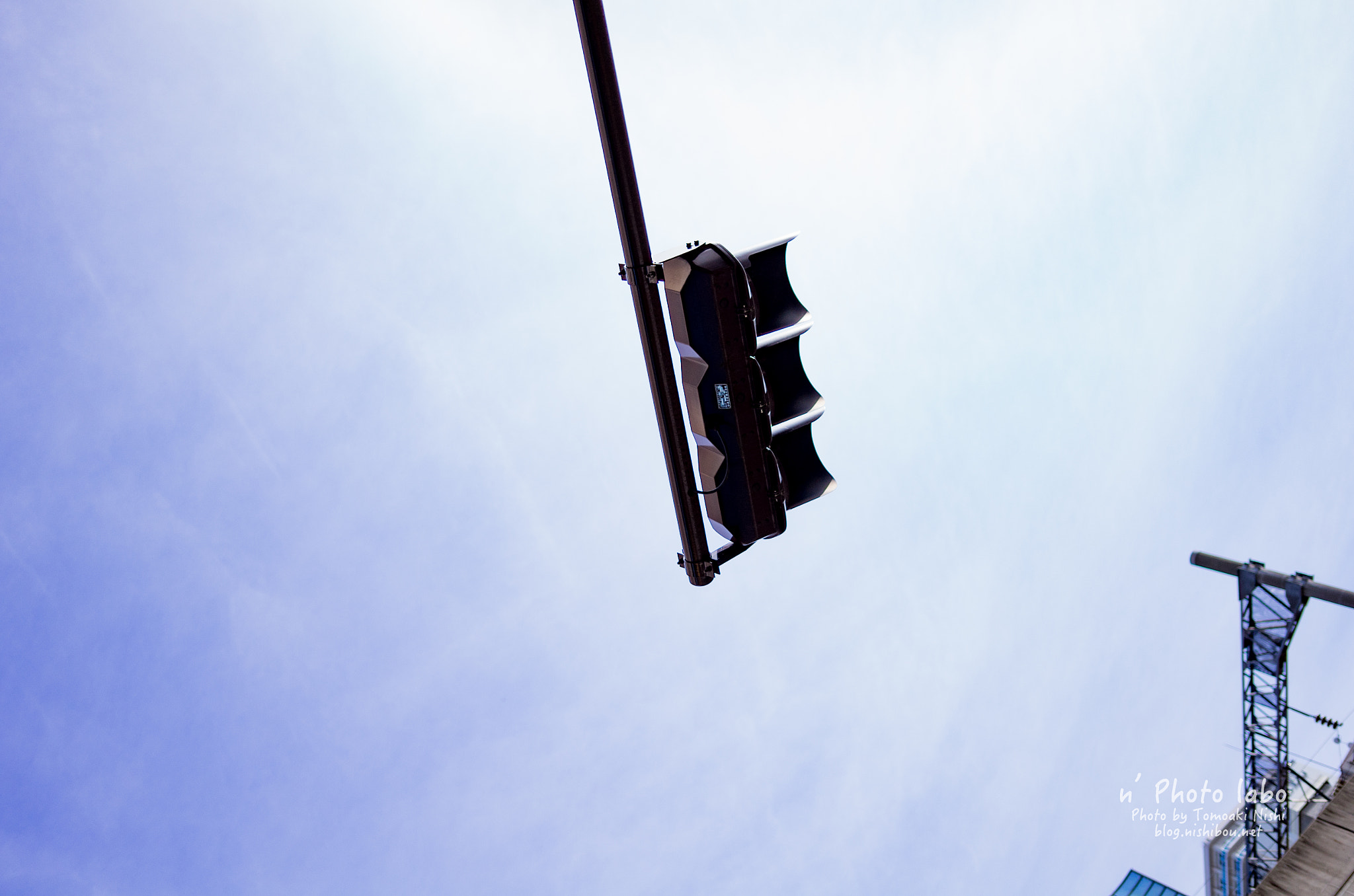 Summicron T 1:2 23 ASPH. sample photo. 信号と青空 photography