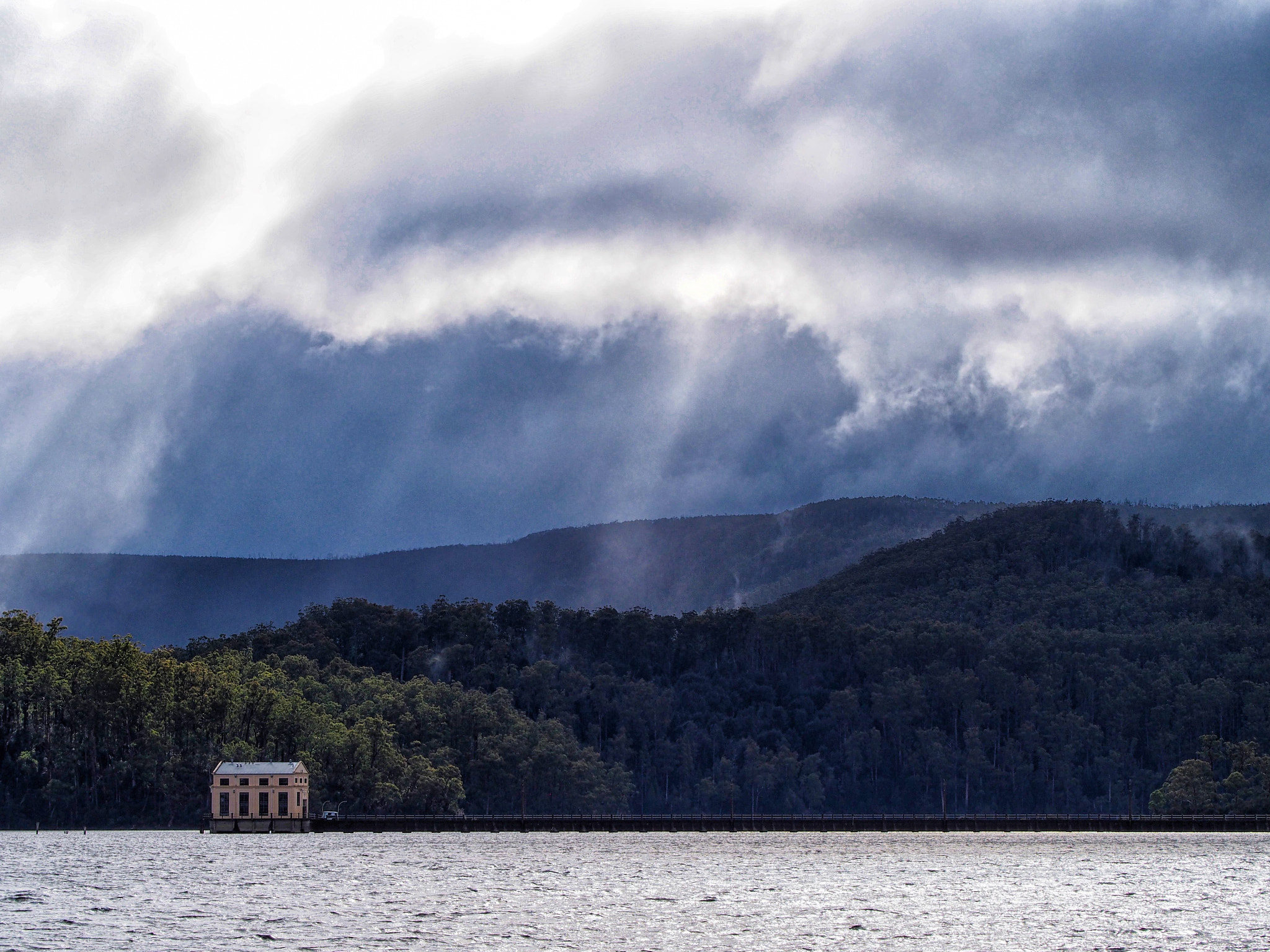 Olympus OM-D E-M5 + Olympus M.Zuiko Digital ED 40-150mm F2.8 Pro sample photo. Wave of cloud about to break of pumphouse point photography