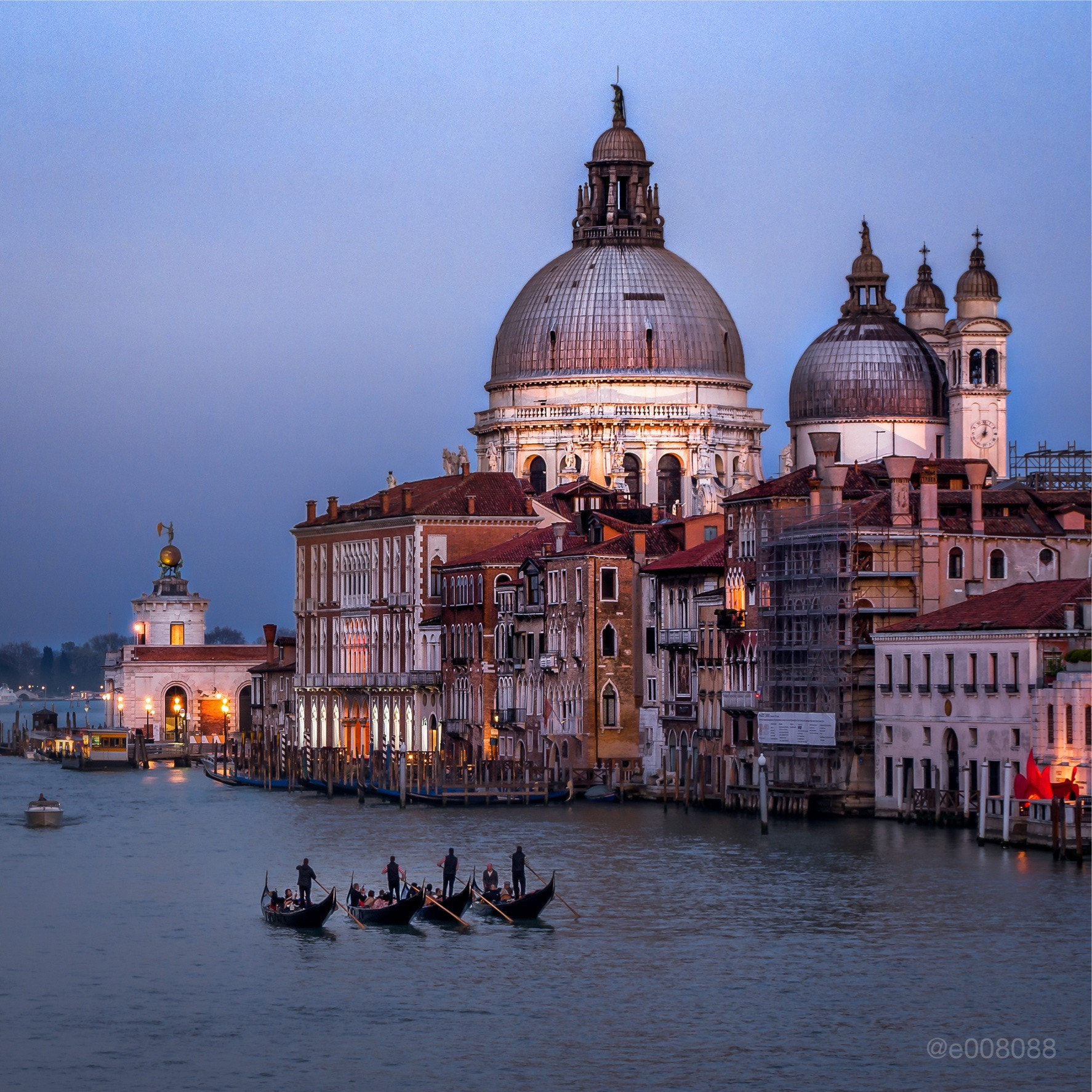 Panasonic Lumix G Vario 45-200mm F4-5.6 OIS sample photo. Four gondola to end the evening. photography