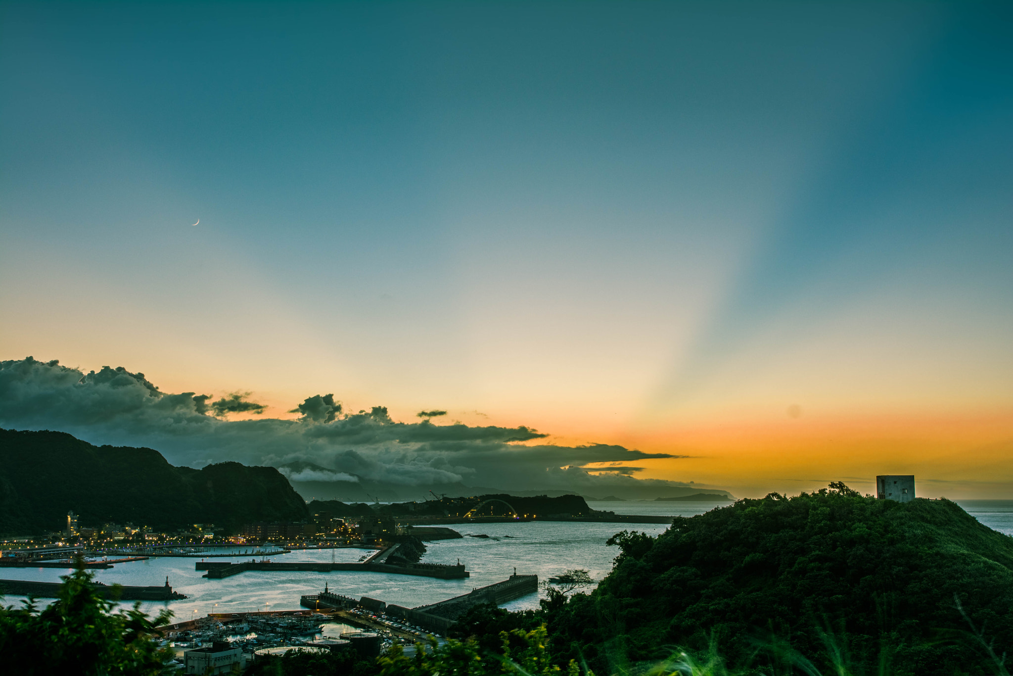 Nikon D7100 + Nikon AF-S Nikkor 24mm F1.8G ED sample photo. Keelung sunset before typhoon photography
