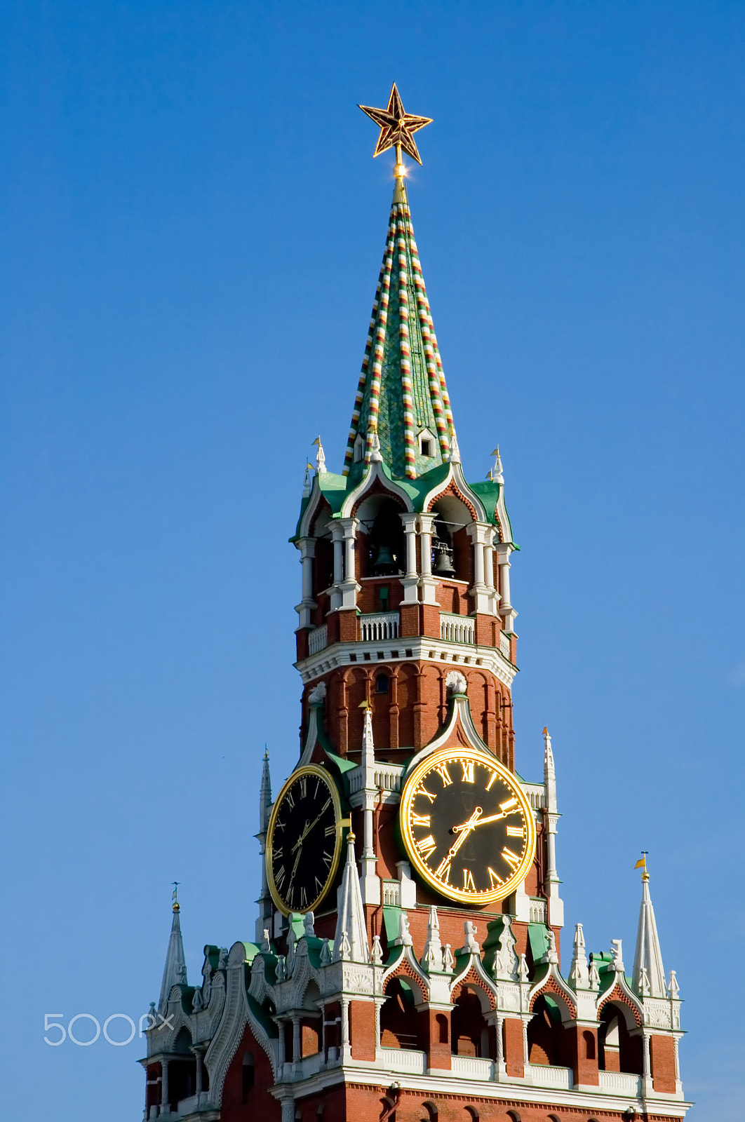 Canon EOS 400D (EOS Digital Rebel XTi / EOS Kiss Digital X) + Canon EF 24-85mm F3.5-4.5 USM sample photo. Kremlin tower with clock in moscow photography