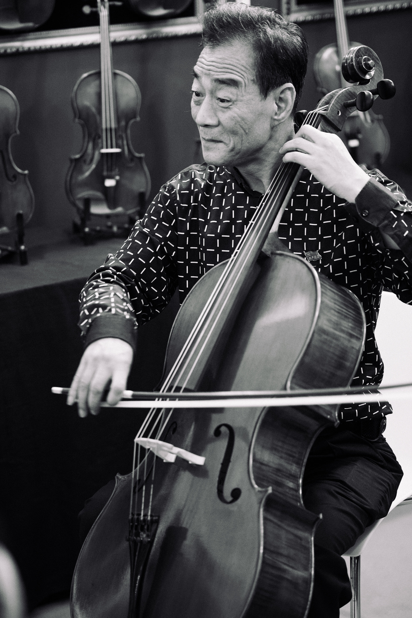 Panasonic Leica DG Nocticron 42.5mm F1.2 ASPH OIS sample photo. An old man playing cello photography