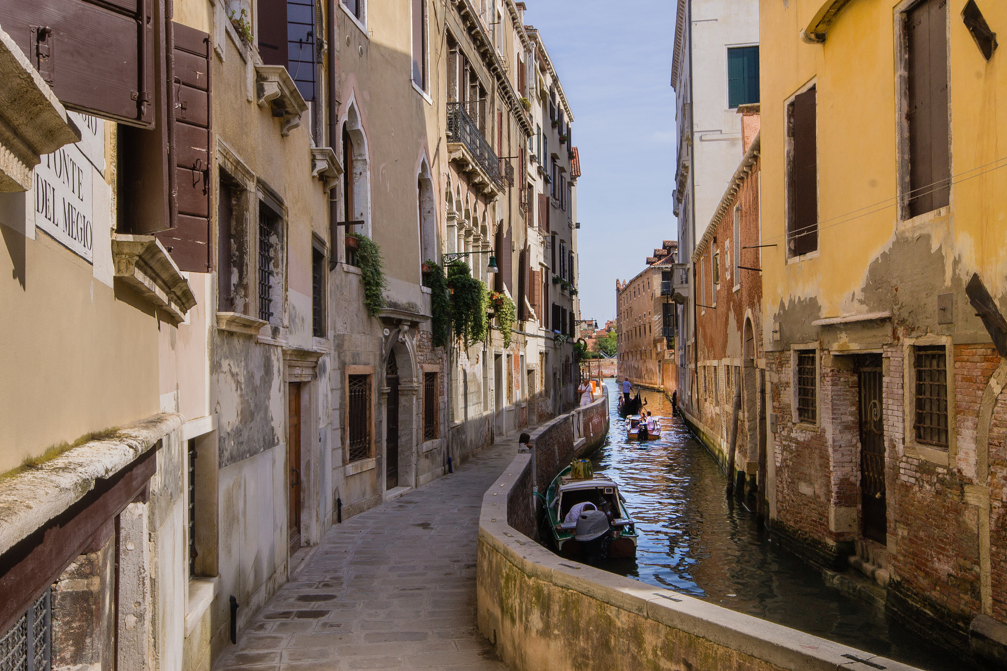 Canon EOS 1100D (EOS Rebel T3 / EOS Kiss X50) + Sigma 10-20mm F4-5.6 EX DC HSM sample photo. Venetian canal photography
