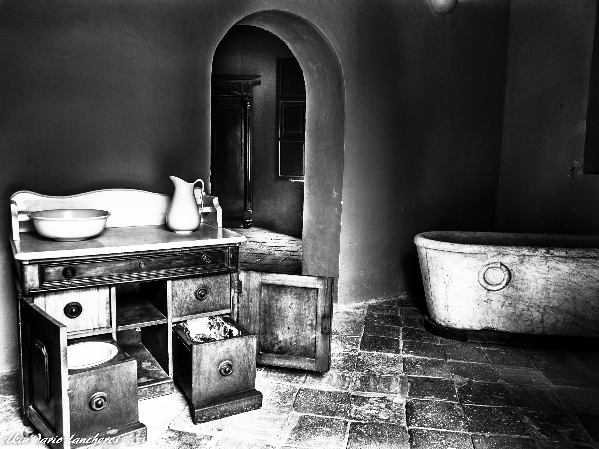 LUMIX G VARIO 14-42/F3.5-5.6 II sample photo. Baño antiguo photography