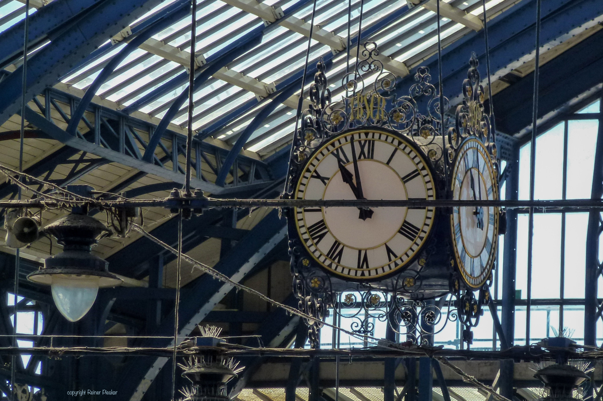 Leica V-Lux 30 / Panasonic Lumix DMC-TZ22 sample photo. Brighton station clock photography