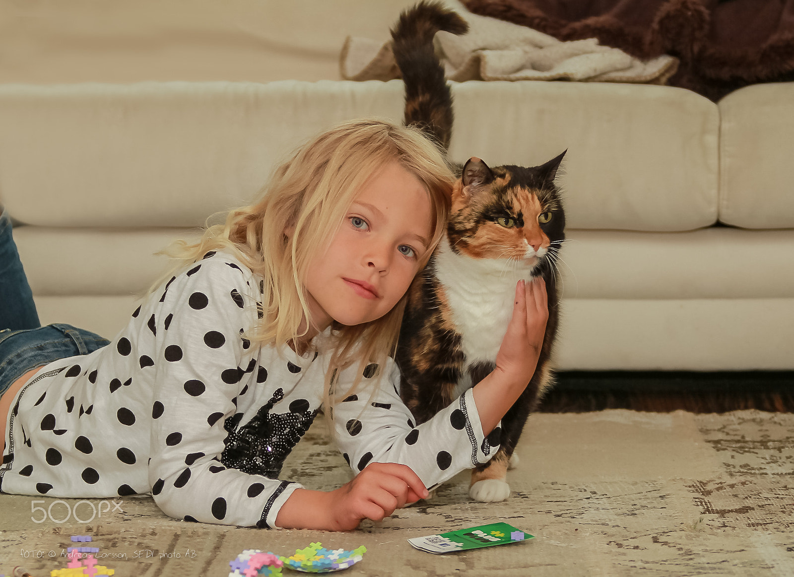 Canon EF 28-300mm F3.5-5.6L IS USM sample photo. Girl with cat photography