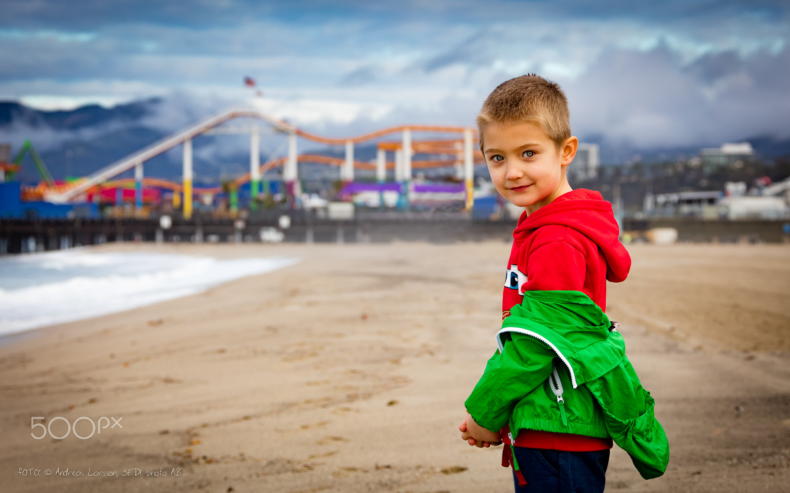 Canon EF 28-300mm F3.5-5.6L IS USM sample photo. Boy at santa monica beach photography