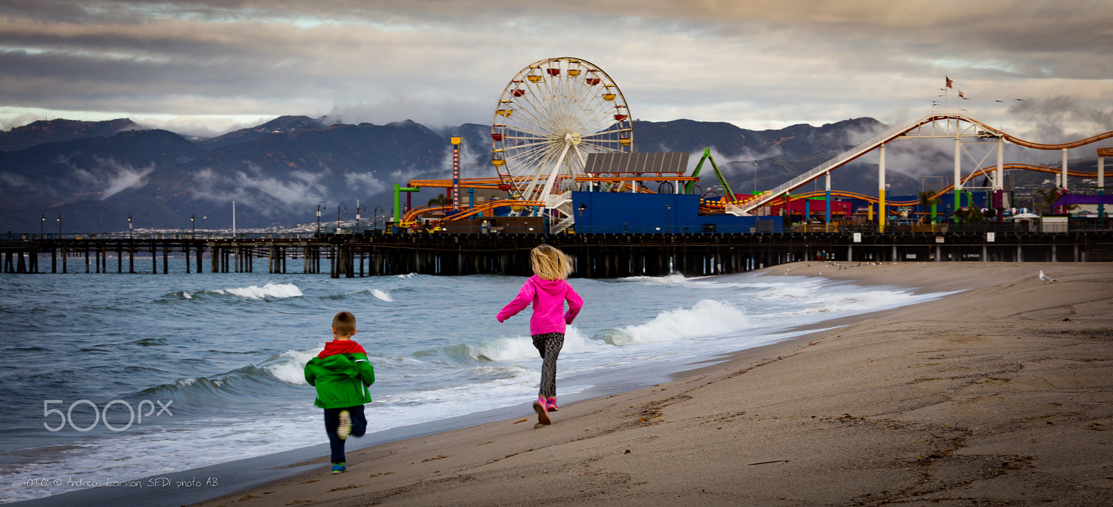 Canon EF 28-300mm F3.5-5.6L IS USM sample photo. Running boy and girl at santa monica beach photography