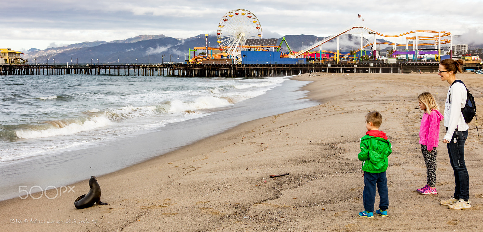 Canon EF 28-300mm F3.5-5.6L IS USM sample photo. Family +1 at santa monica beach photography