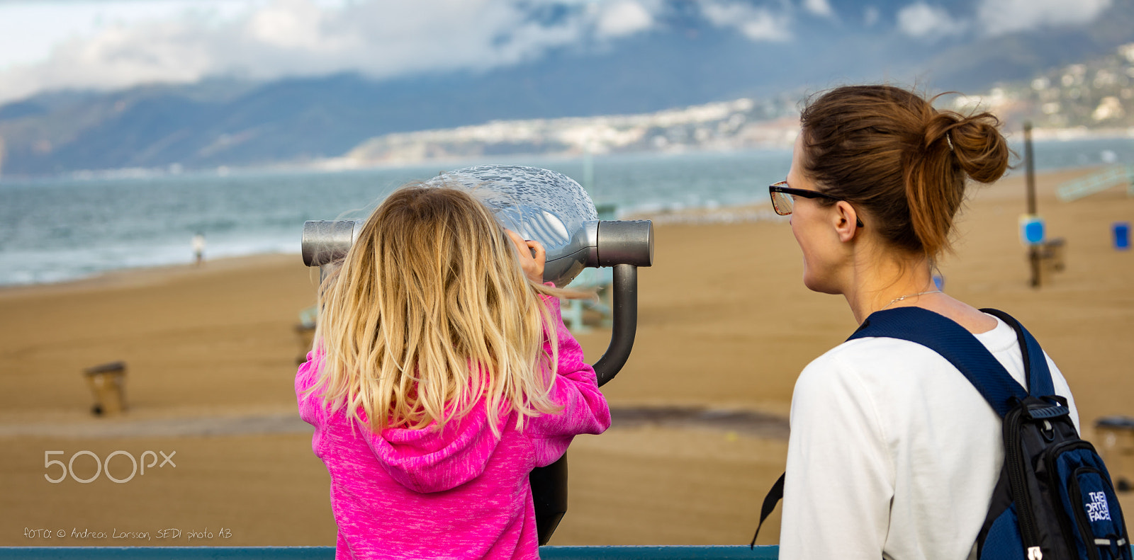 Canon EOS 5DS + Canon EF 28-300mm F3.5-5.6L IS USM sample photo. Girl and moms with telescope  at beach photography
