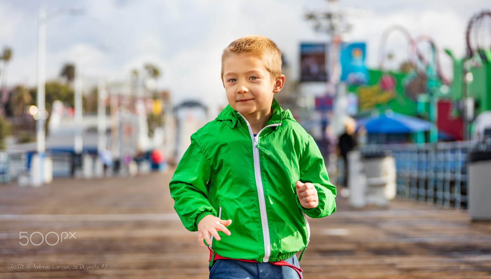 Canon EOS 5DS + Canon EF 28-300mm F3.5-5.6L IS USM sample photo. Boy running at santa monica pier photography
