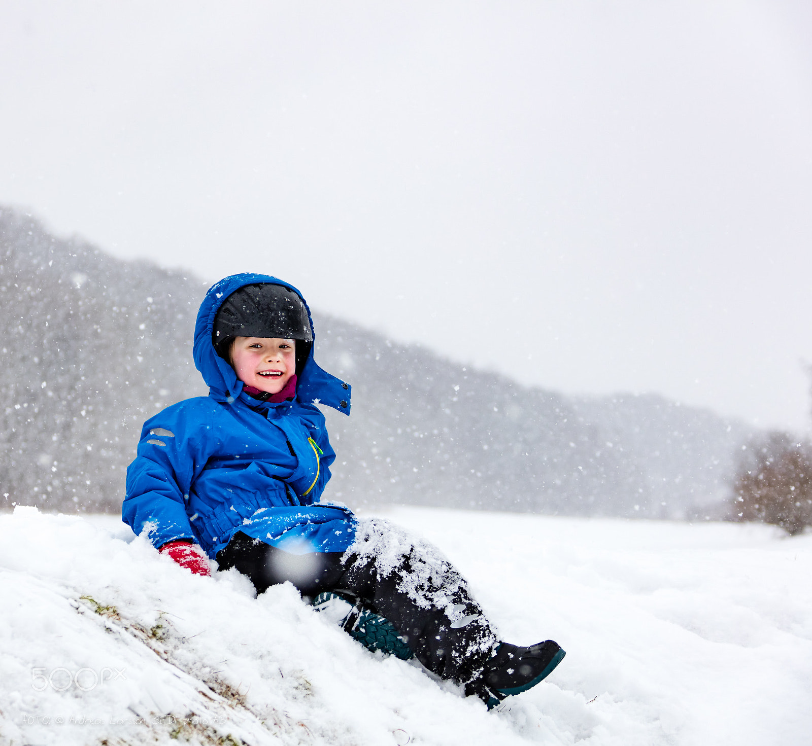 Canon EOS 5DS + Canon EF 28-300mm F3.5-5.6L IS USM sample photo. Boy playing on snow photography