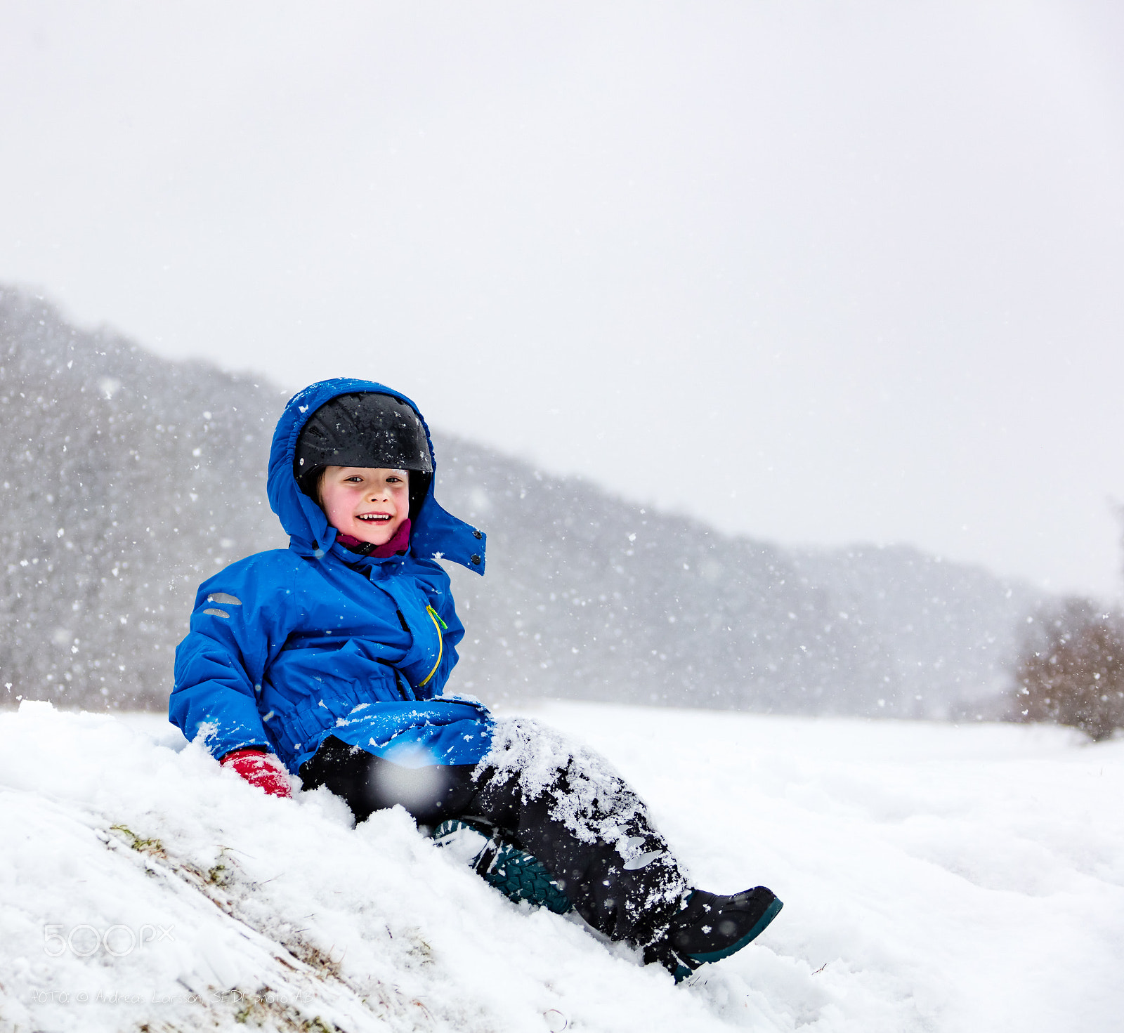 Canon EF 28-300mm F3.5-5.6L IS USM sample photo. Boy playing on snow photography