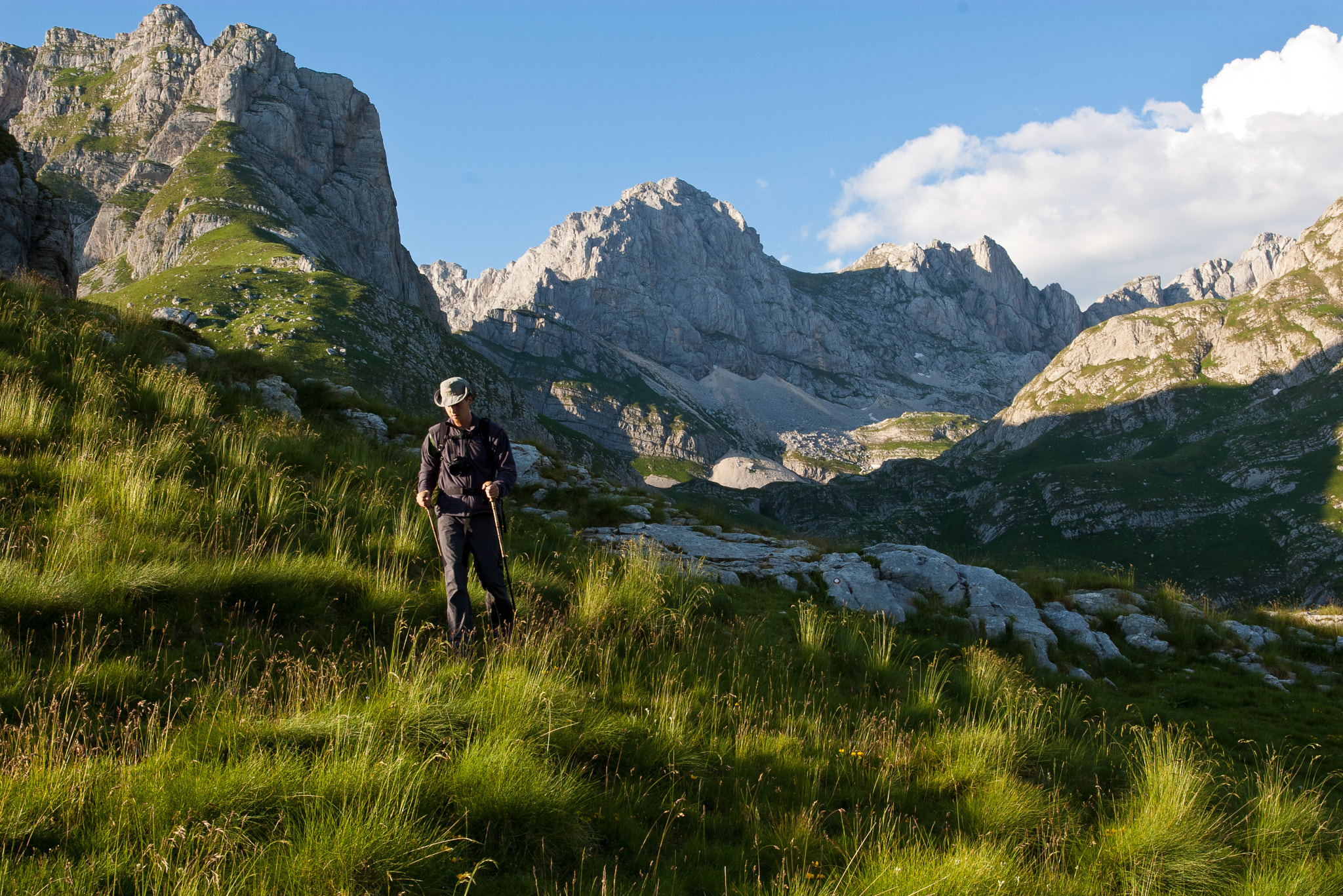 Tamron 35-90mm F4 AF sample photo. Hiker on descend from prutas peak photography