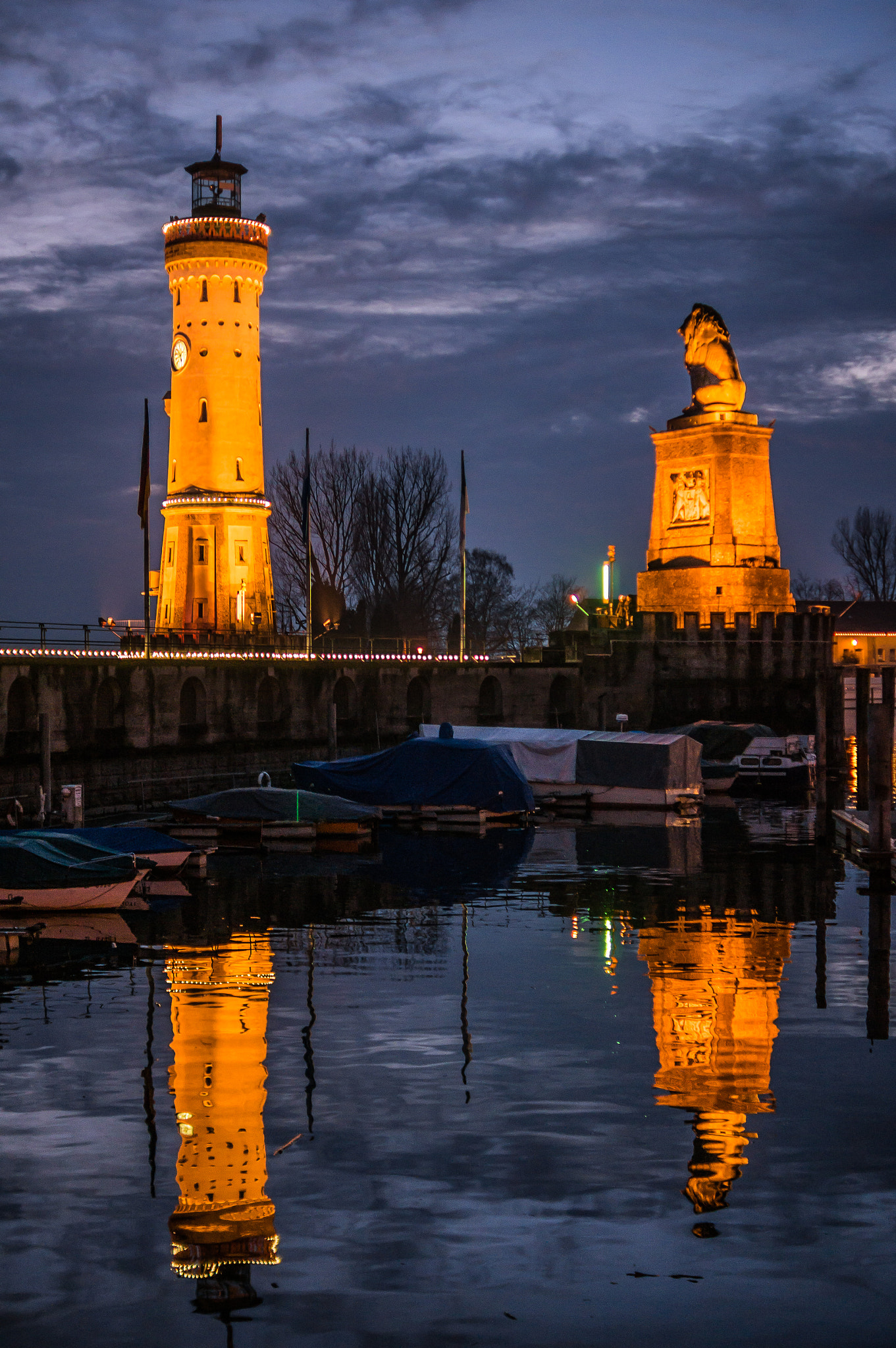 Sony Alpha NEX-6 + Sony DT 35mm F1.8 SAM sample photo. Port entrance in the evening photography