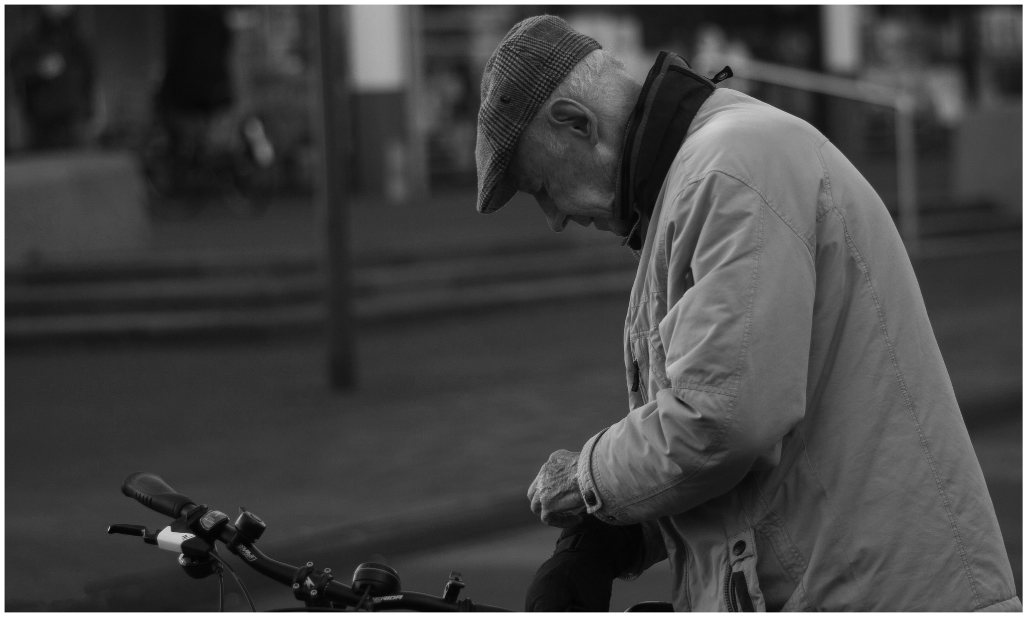 Sigma 105mm F2.8 EX DG Macro sample photo. Ordinary people () photography