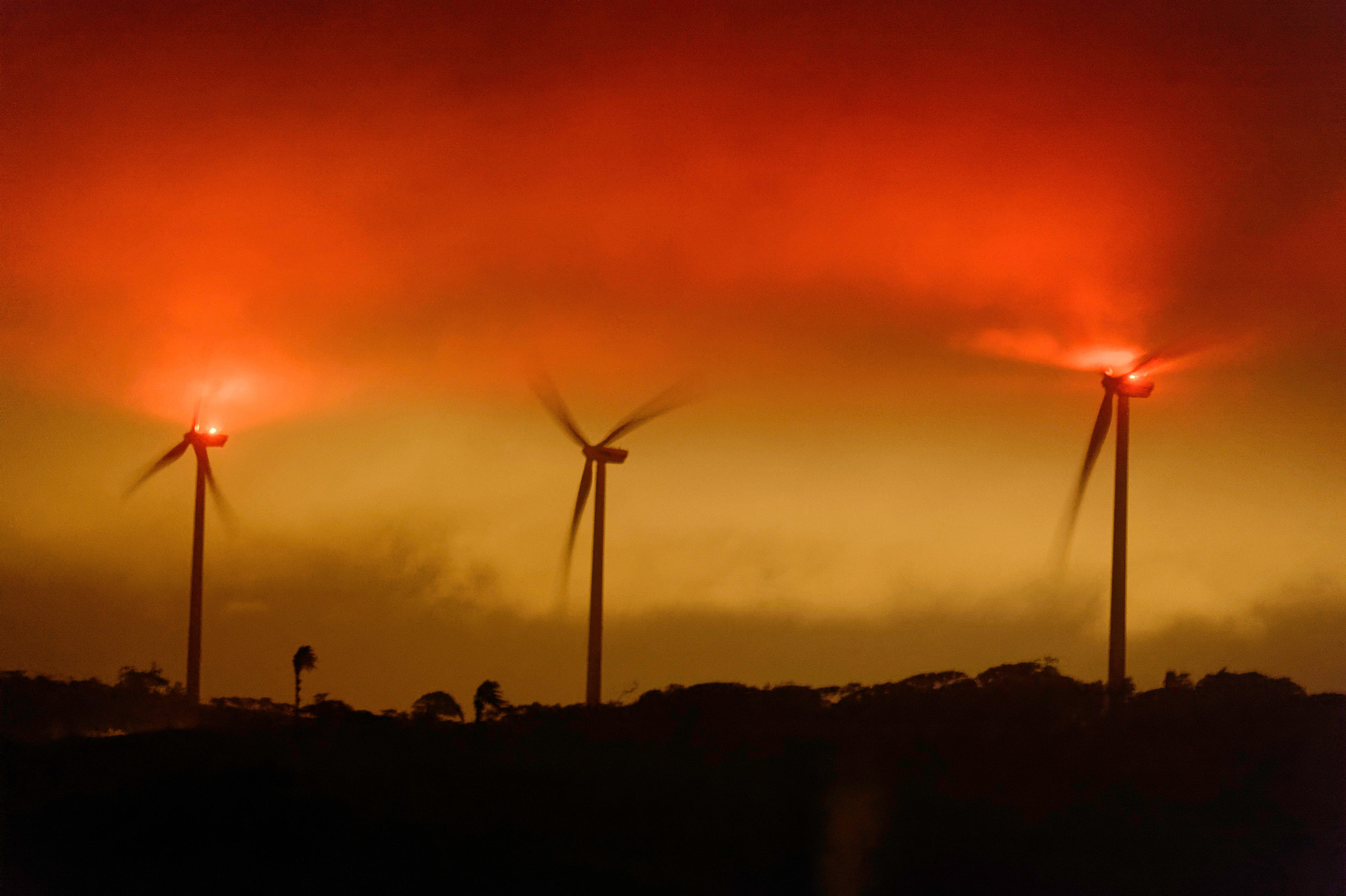 Nikon D4 + AF DC-Nikkor 135mm f/2 sample photo. Nightly windmills- éoliennes enflammés photography