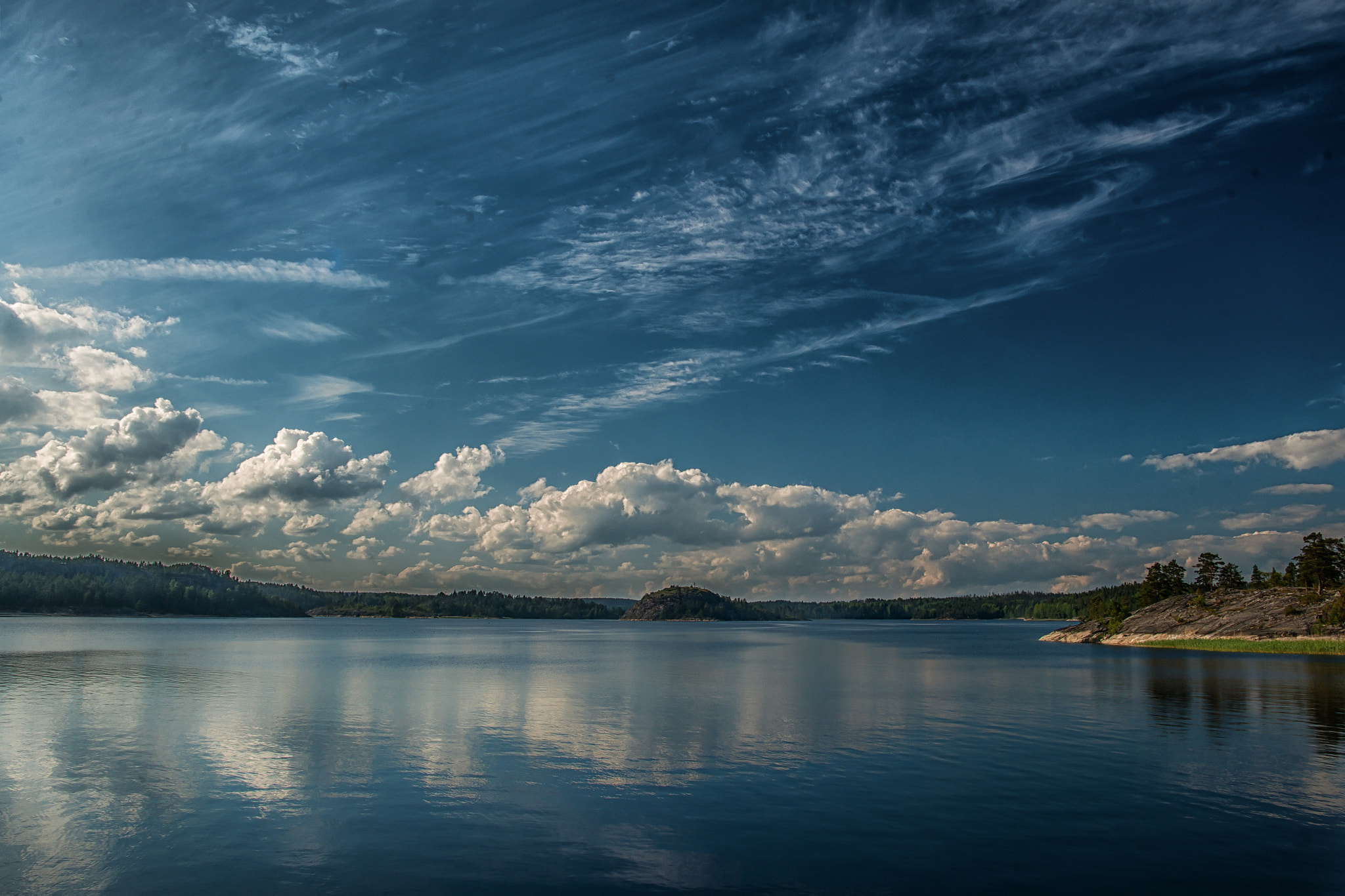 Sony Alpha DSLR-A900 + Sigma ZOOM-alpha 35-135mm F3.5-4.5 sample photo. Karelian water and sky photography