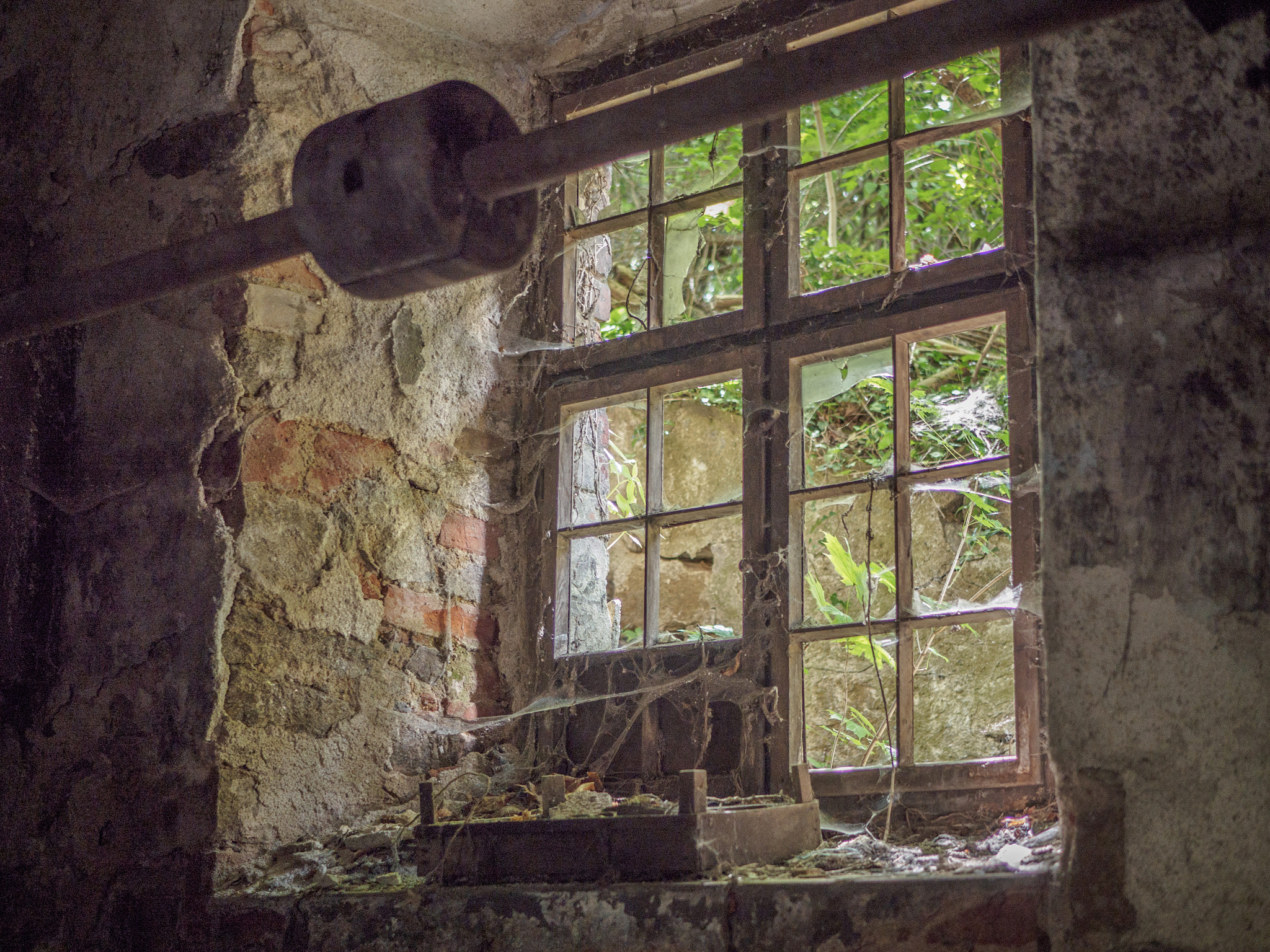 Olympus OM-D E-M10 II + LUMIX G 25/F1.7 sample photo. Urbex photography