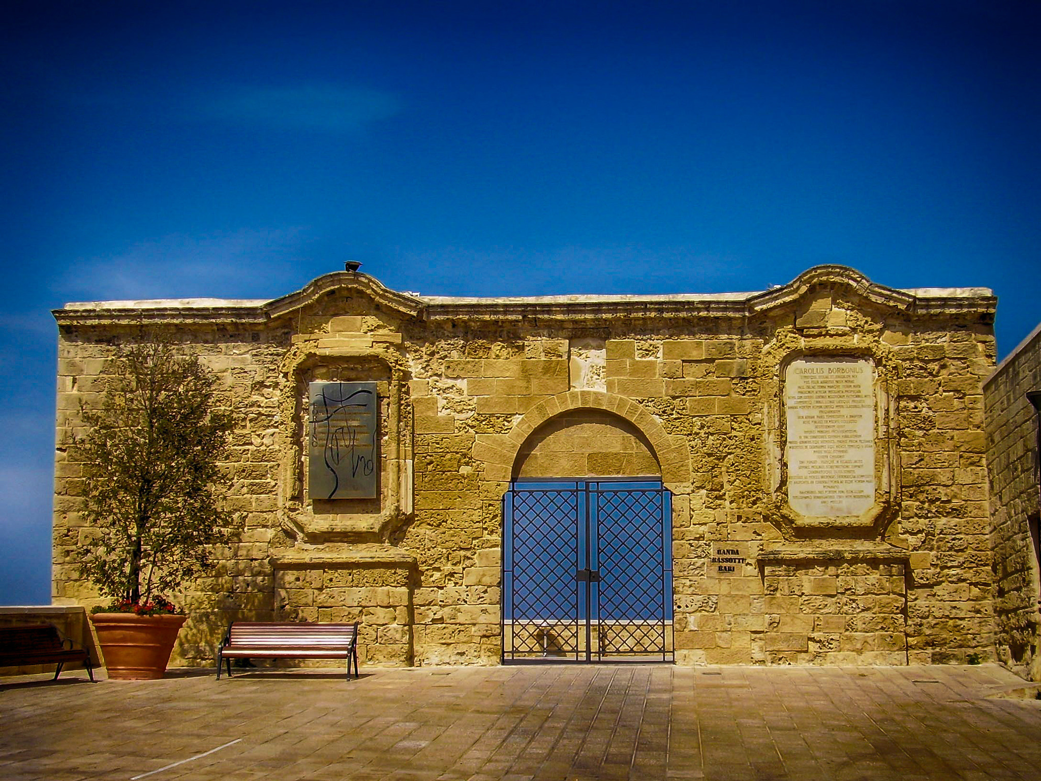 Olympus FE115,X715 sample photo. Bari: wall photography