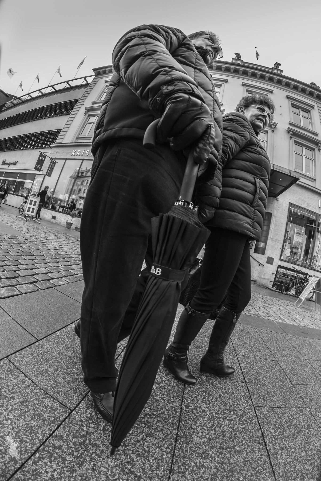 Nikon D7200 + Samyang 8mm F3.5 Aspherical IF MC Fisheye sample photo. The couple and the umbrella photography